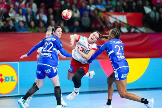 Denmark's left back #08 Anne Mette Hansen shoots the ball between France's centre back #22 Tamara Horacek and France's left back #21 Orlane Kanor during the Women's semi-final of the European EHF EURO 2024 Handball Championship between France and Denmark in Vienna, Austria, on December 13, 2024. (Photo by Eva MANHART / APA / AFP) / Austria OUT