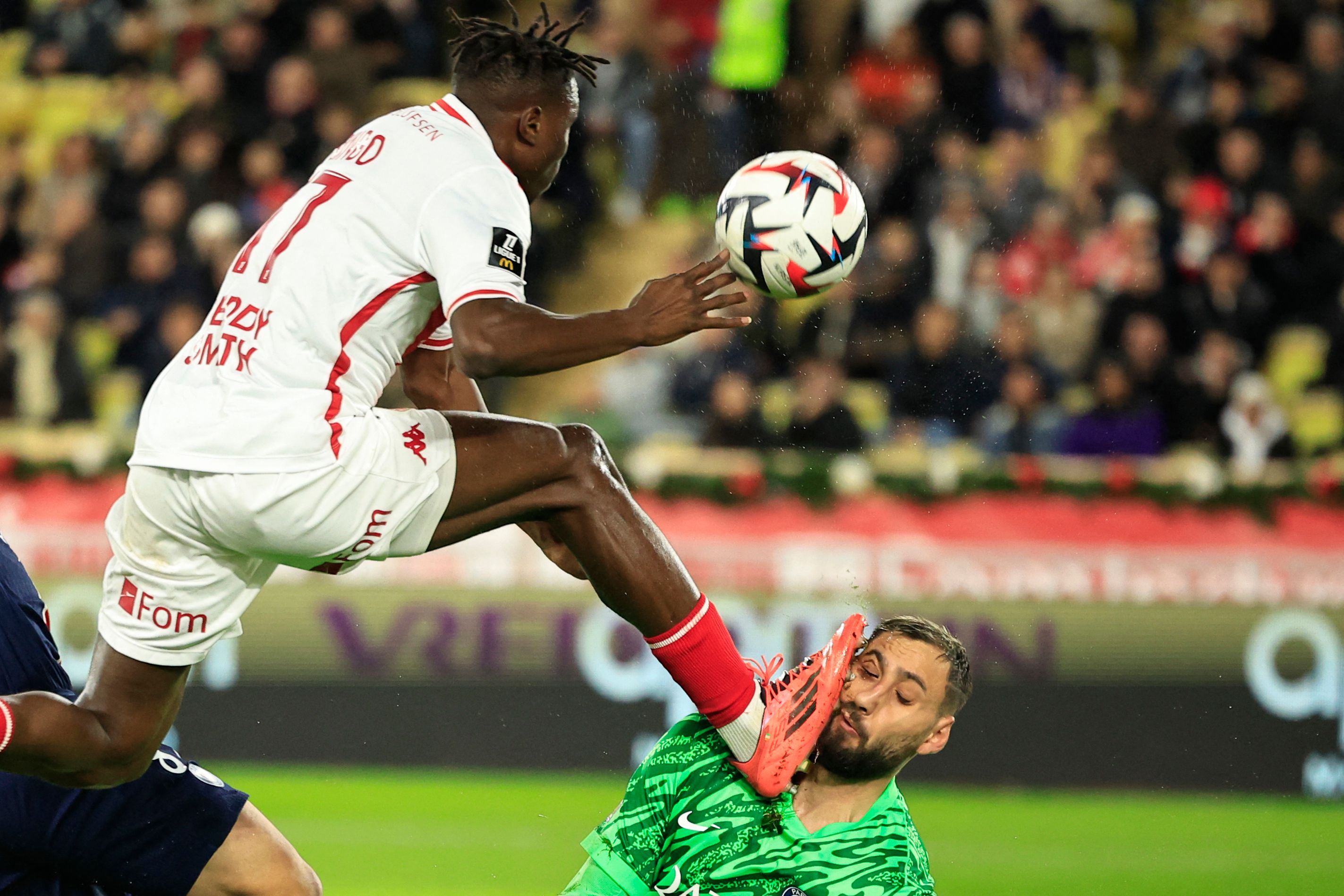 Gianluigi Donnarumma recibió un golpe involuntario de Wilfried Singo que le lesionó el rostro.