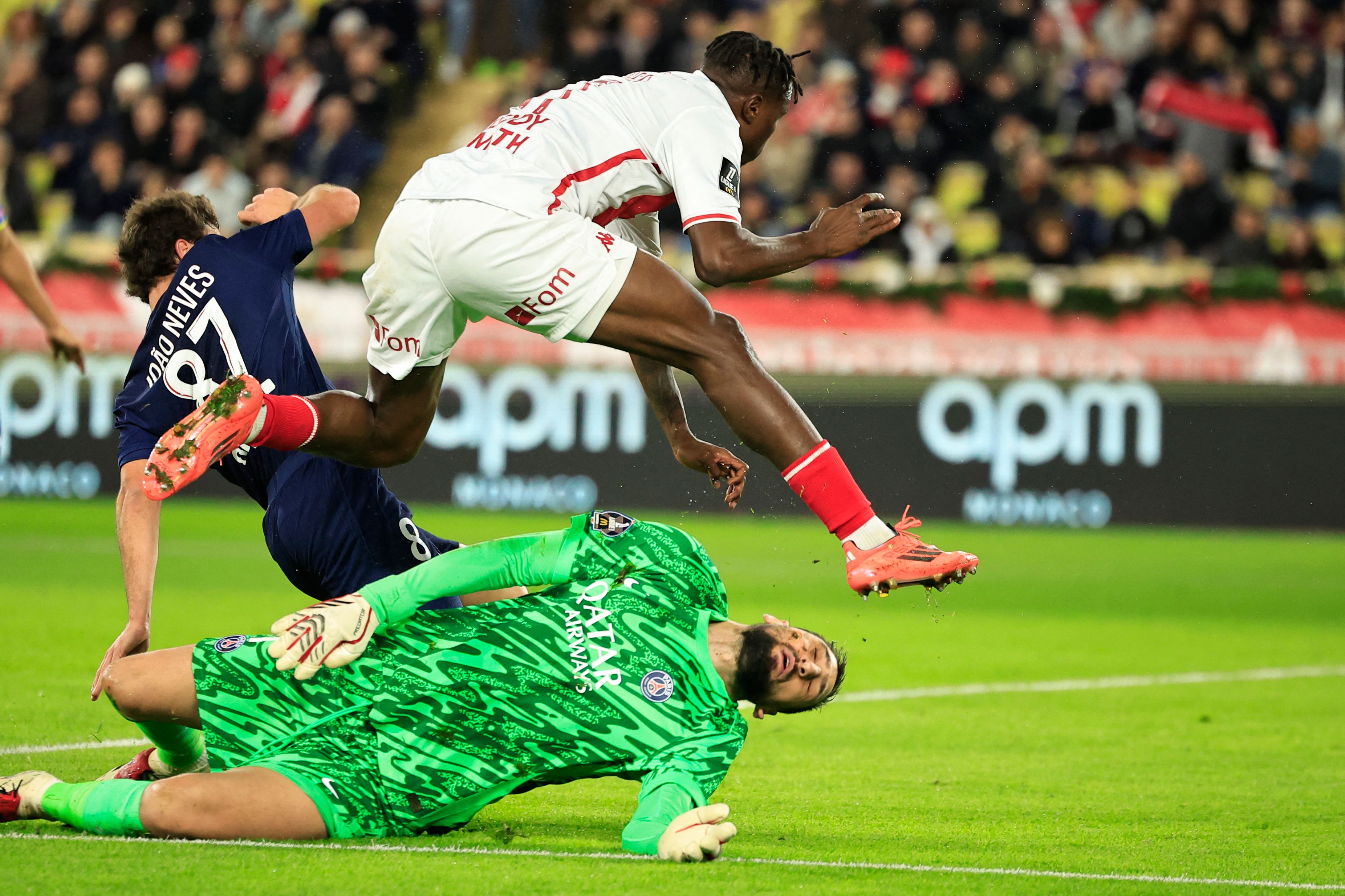 Gianluigi Donnarumma y Wilfried Singo en la acción que acabó en la lesión del portero.