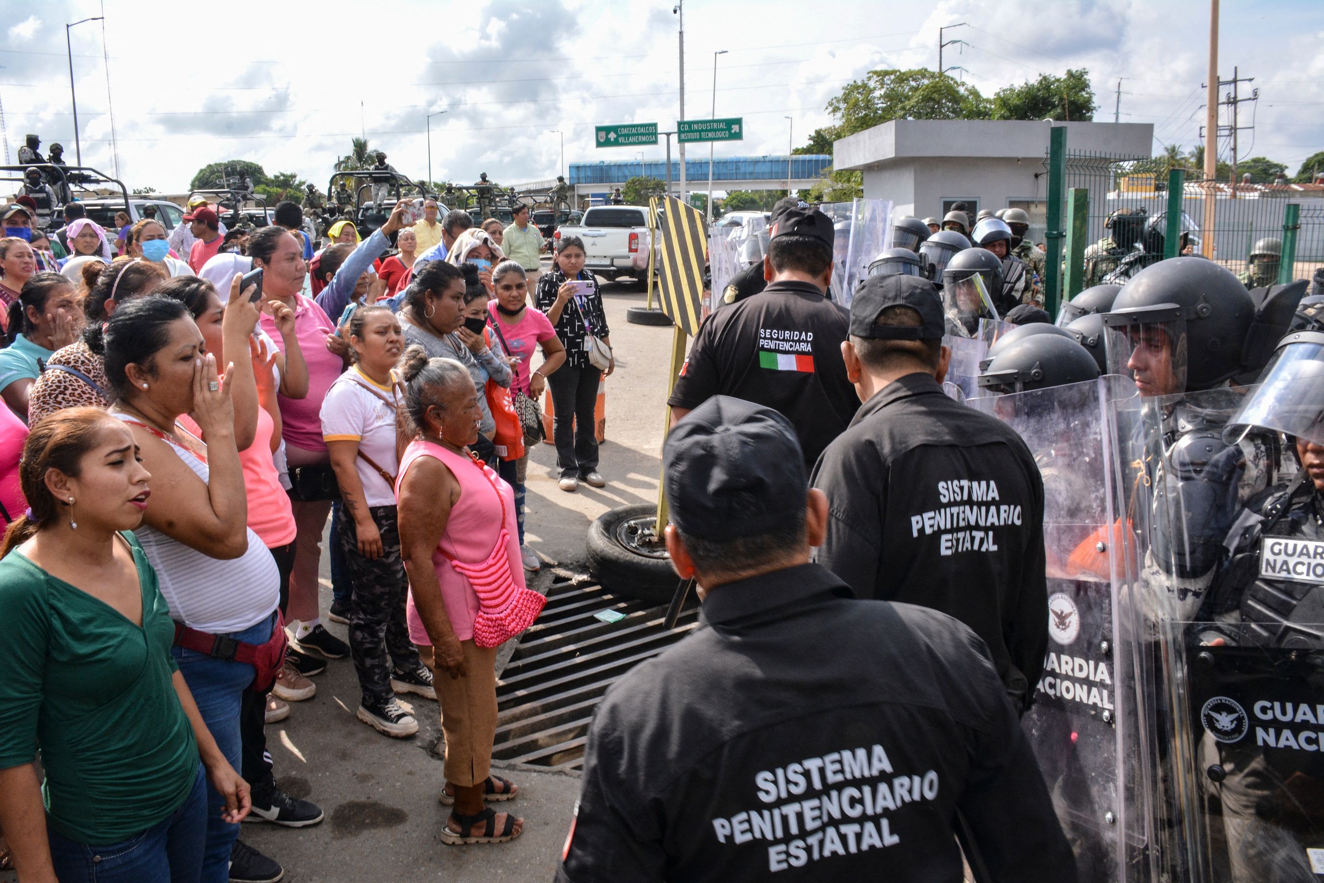 Siete reos mueren y otros seis resultan heridos durante motín en la cárcel  de Tabasco, México