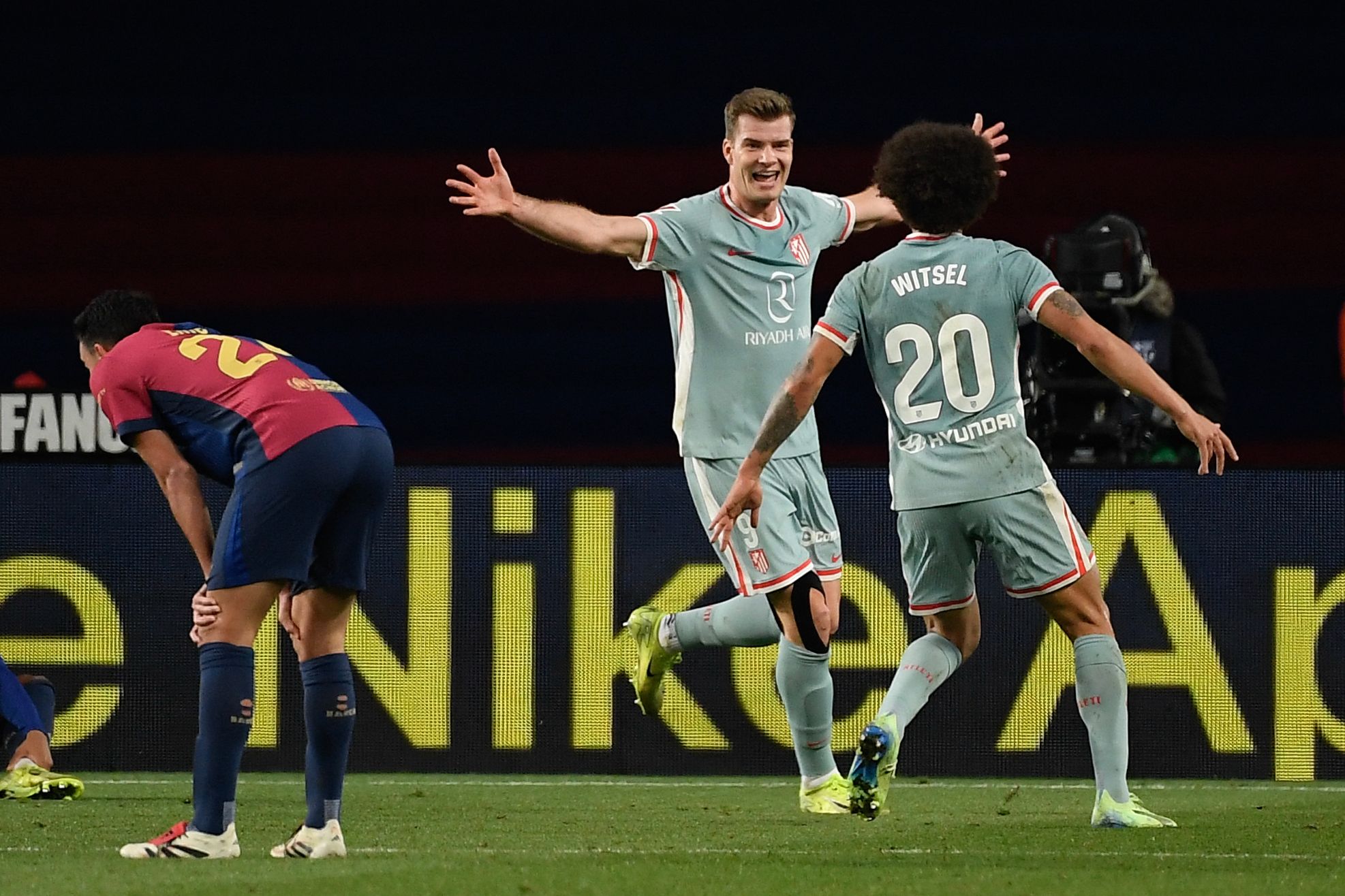 Alexander Sorloth celebra el gol con el que el Atlético le arrebató el liderato al Barcelona.