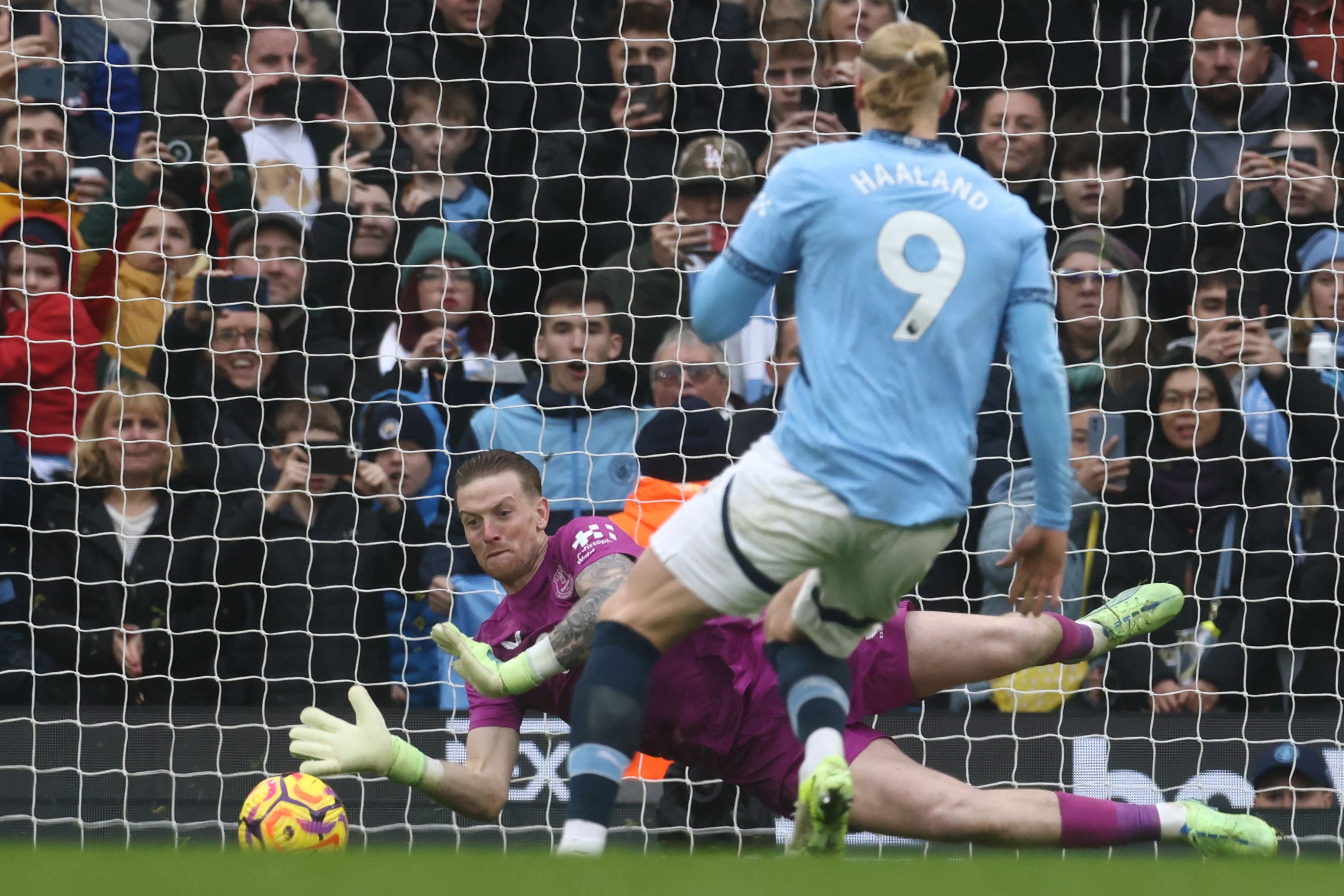 Jordan Pickford salva un penalti de Erling Haaland en el partido entre Manchester City y Everton, 26 de diciembre de 2024.