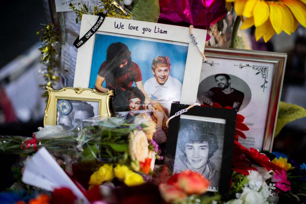 Ofrendas en honor al cantante británico Liam Payne fueron colocadas frente al hotel 'Casa Sur Palermo' en Buenos Aires, donde falleció el 30 de diciembre de 2024. Esto ocurre después de que la justicia argentina anunciara cargos de presión para dos de las cinco personas imputadas por su muerte. (Foto, Prensa Libre,  AFP: Tomas Cuesta)