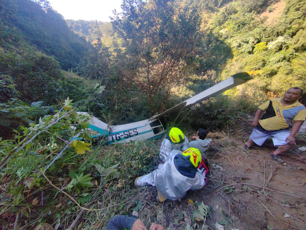 Socorristas rescatan a los ocupantes de una avioneta accidentada en la zona 13 capitlaina. (Foto Prensa Libre: Bomberos Municipales)