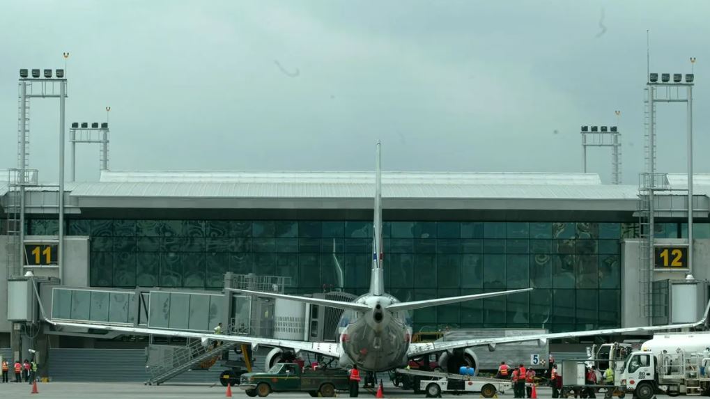 Aeropuerto Internacional La Aurora avión en muelle