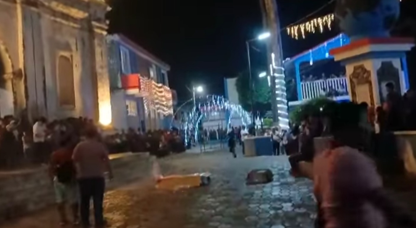 La fuerte explosión durante la celebración de la feria titular de Santa María Cahabón, Alta Verapaz, dejó varios heridos. (Foto Prensa Libre: Captura de pantalla de video de Mastv Gt)