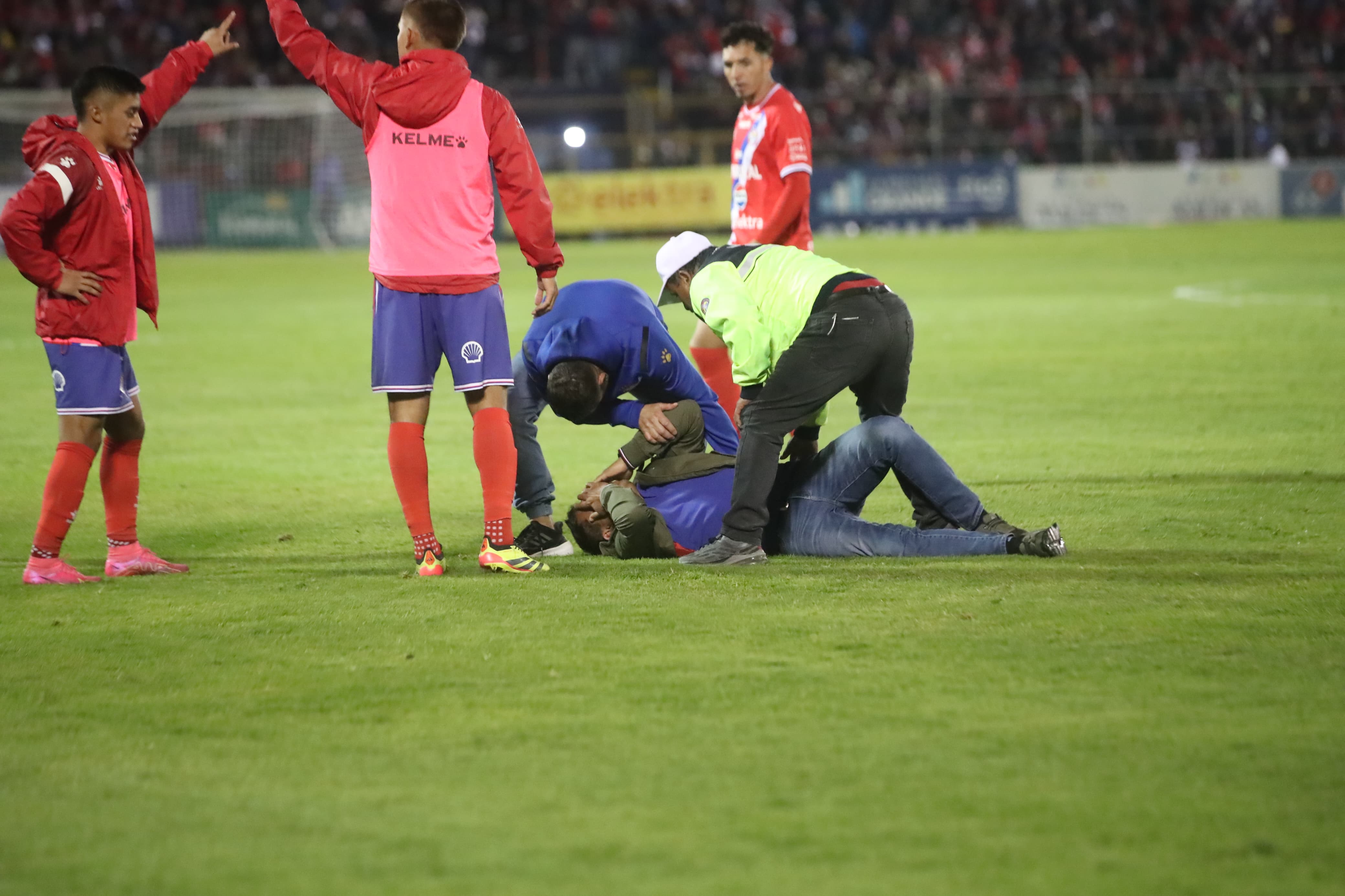 El técnico guatemalteco se fue expulsado sobre el final del tiempo regular.