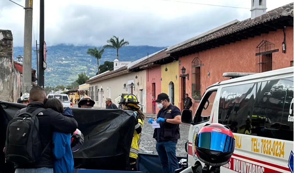 Fiscales procesan escena en la que murió mujer arrollada por autobús en Antigua Guatemala. (Foto: MP)