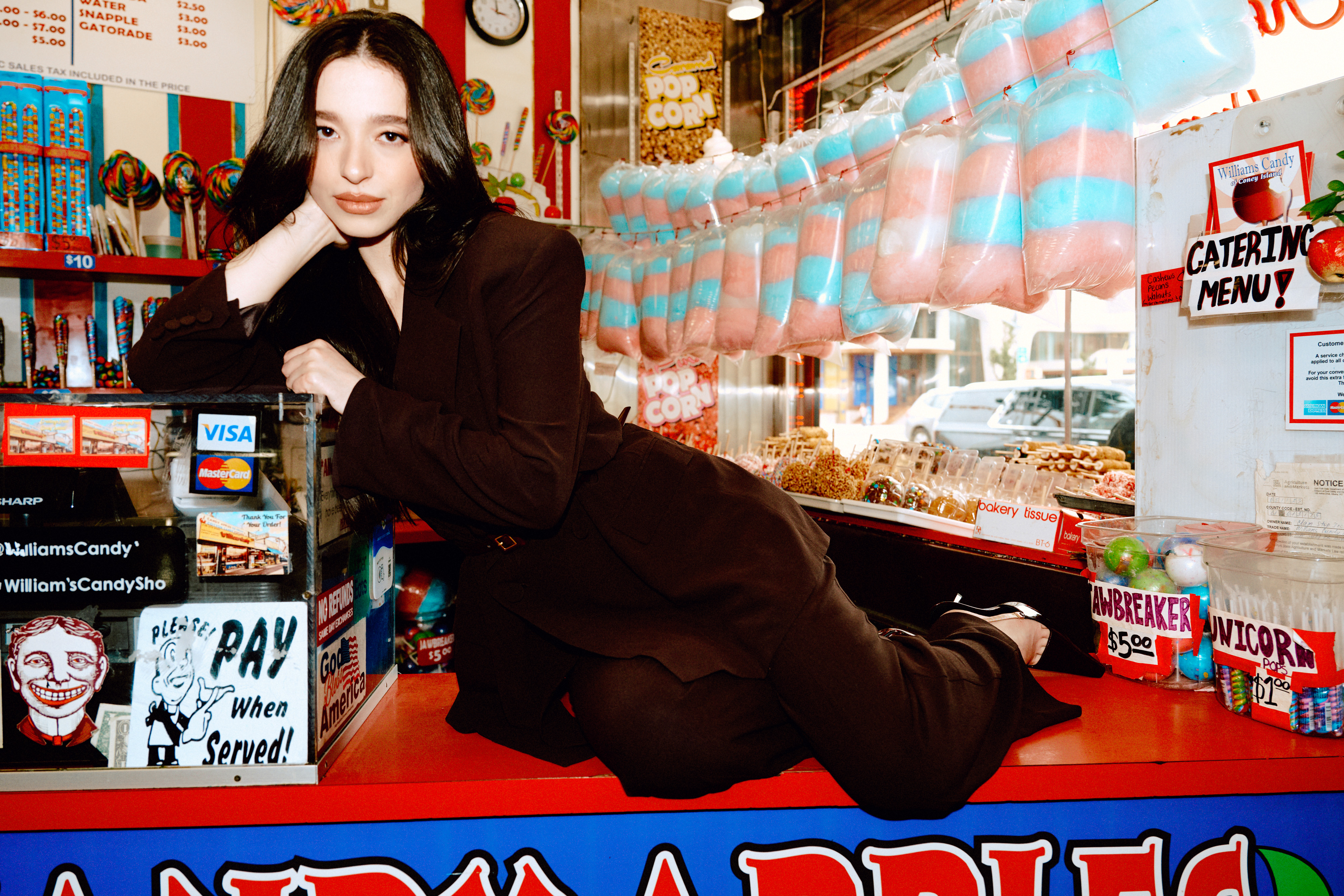 Mikey Madison en la tienda de caramelos Williams, en el barrio de Coney Island, Brooklyn, el 27 de septiembre de 2024. Anora, protagonizada por Mikey Madison, fue solo una de las muchas películas que destacaron este año. (Foto Prensa Libre: Caroline Tompkins/The New York Times)