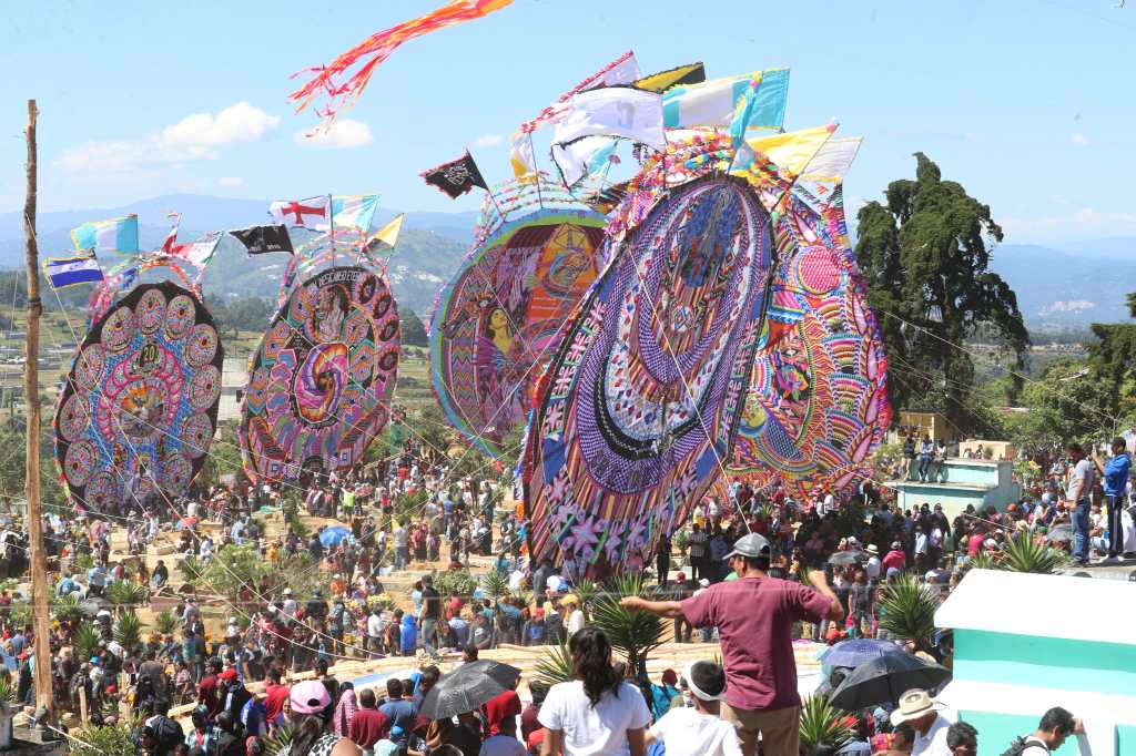 Barriletes gigantes de Santiago y Sumpango