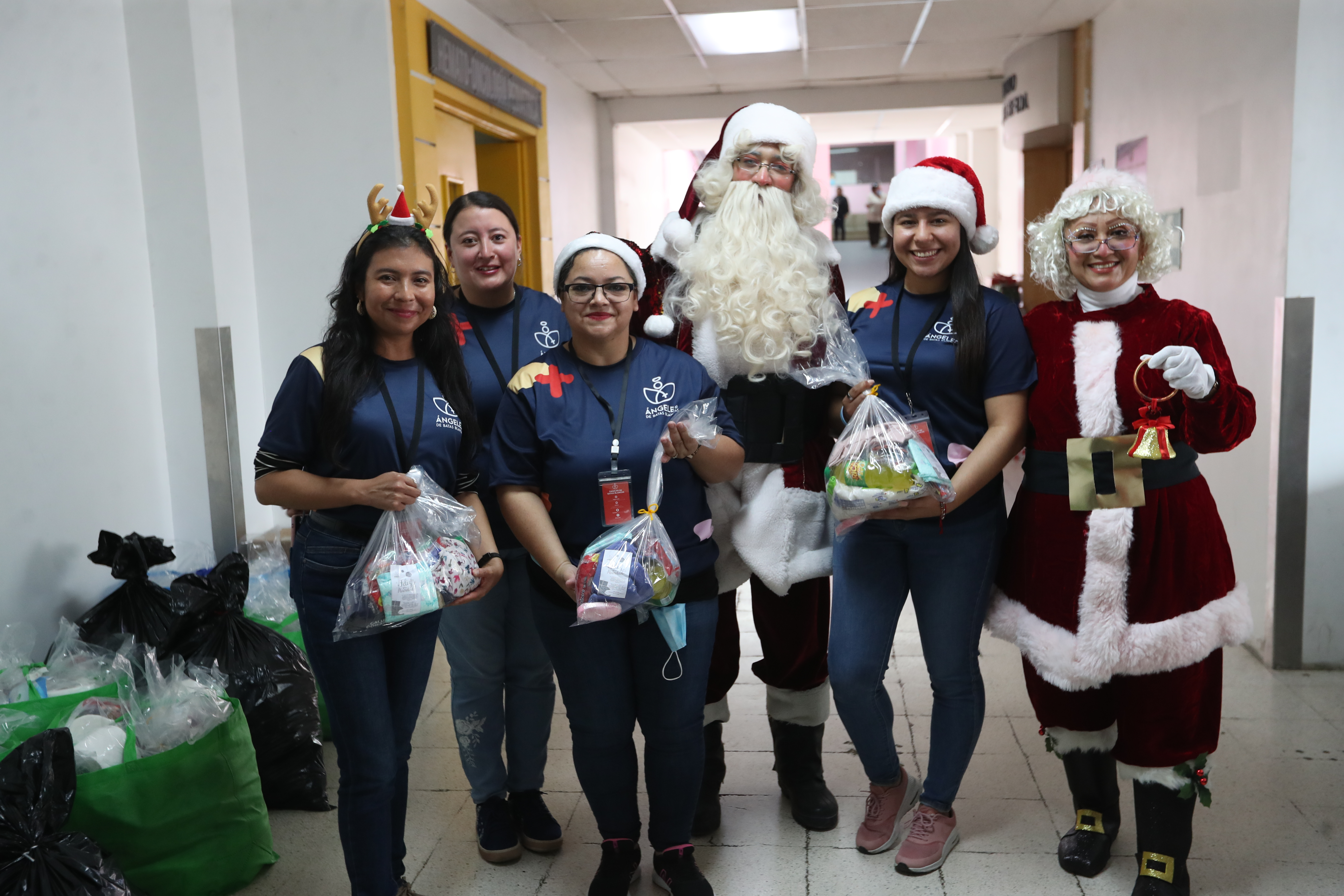 Grupos Angeles de batas blancas hacen encarga de vivires y juguetes a ls nios de pediatra del Hospital San Juan De Dios. Este grupo de personas Promueven la salud mental y la arteterapia a la poblacin guatemalteca de escasos recursos

Prensa Libre. Erick Avila  11/12/2024