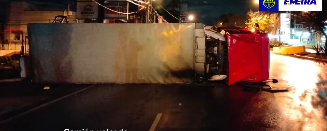 Un accidente en la calzada Roosevelt complica el tránsito la mañana de este 12 de diciembre.