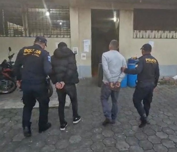 La PNC reportó la captura de dos presuntos traficantes de cocaína. (Foto Prensa Libre: PNC)