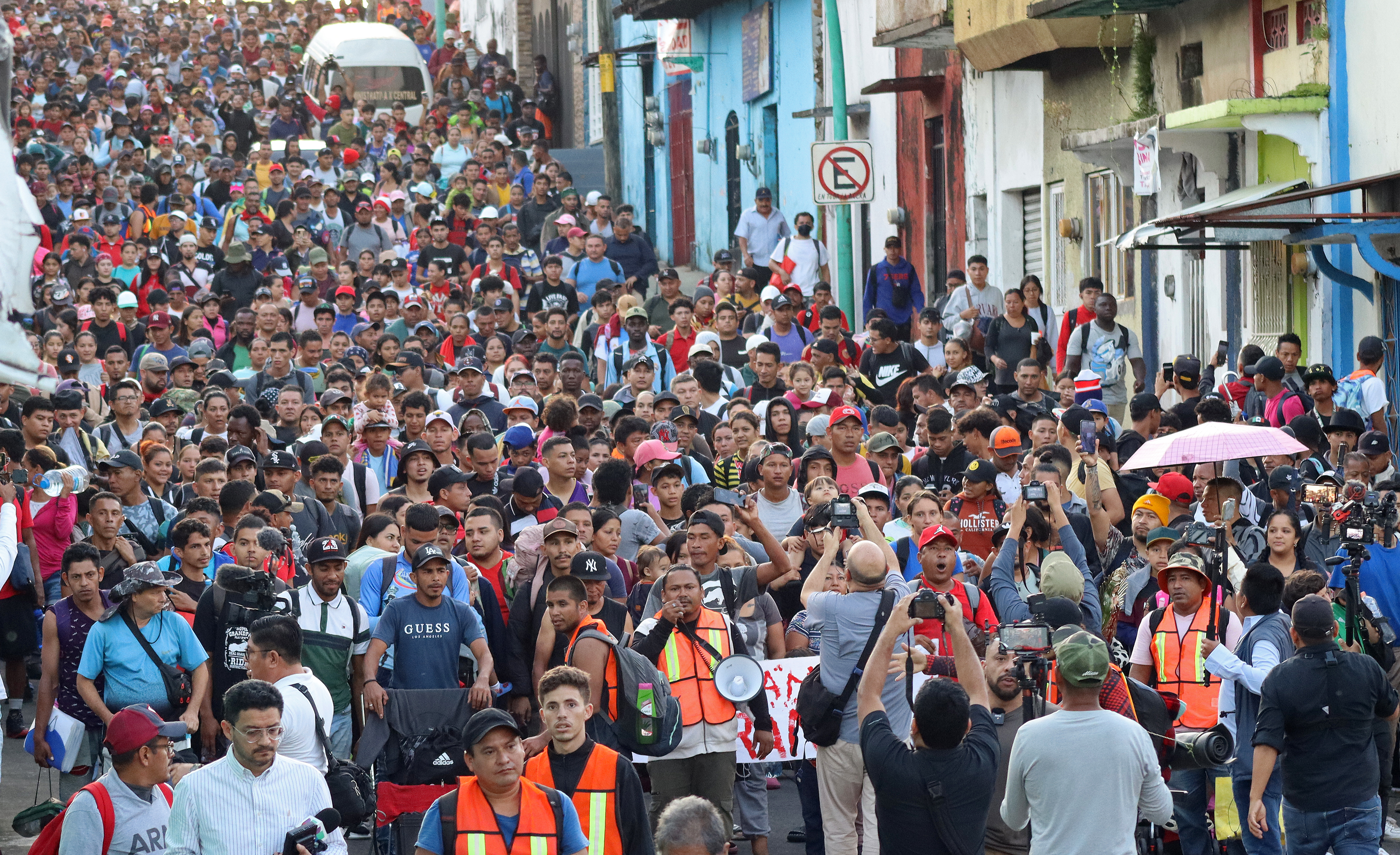 -FOTODELDÍA- MEX4418. TAPACHULA (MÉXICO), 05/11/2024.- Migrantes parten en caravana rumbo a EEUU, este martes, en el municipio de Tapachula en el estado de Chiapas (México). Miles de migrantes salieron este martes en caravana desde la frontera sur de México, para pedir, en el marco de las elecciones de Estados Unidos que se celebran este martes, que no se endurezcan más las políticas migratorias para ingresar a aquel país. EFE/ Juan Manuel Blanco