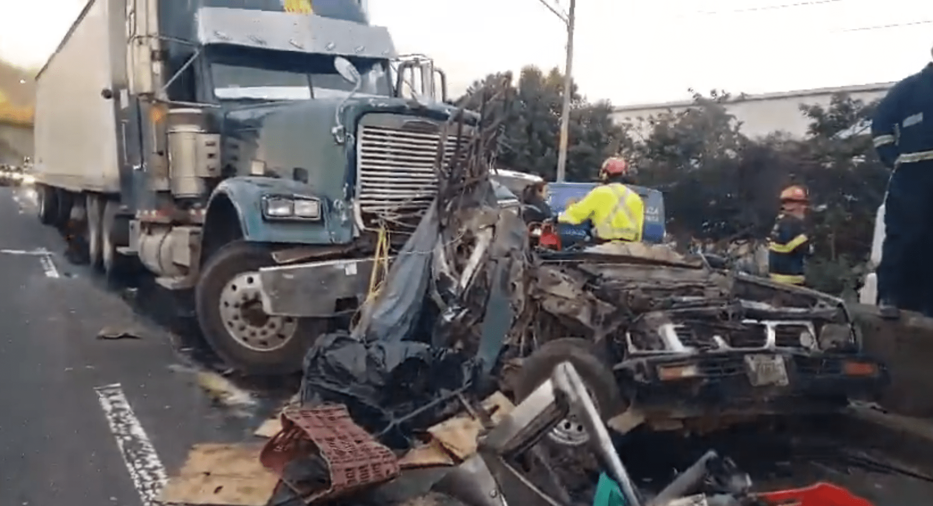 Dos transportes pesados impactan contra un picop y causan tres mueres en el kilómetro 20 de la ruta al Pacífico. (Foto Prensa Libre: PMT de Villa Nueva).