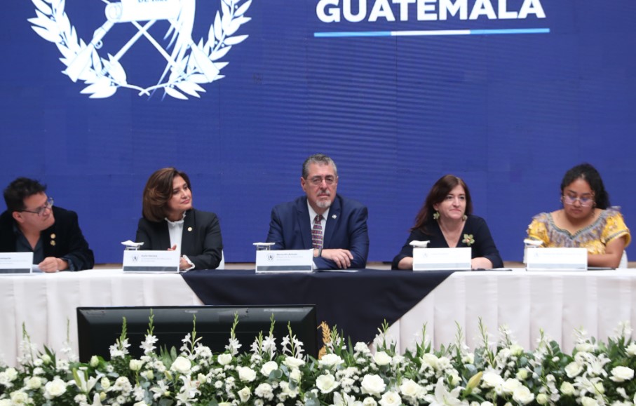 El presidente Bernardo Arévalo (centro) encabeza los actos de conmemoración de la firma de la paz. (Foto Prensa Libre: Emilio Chang)