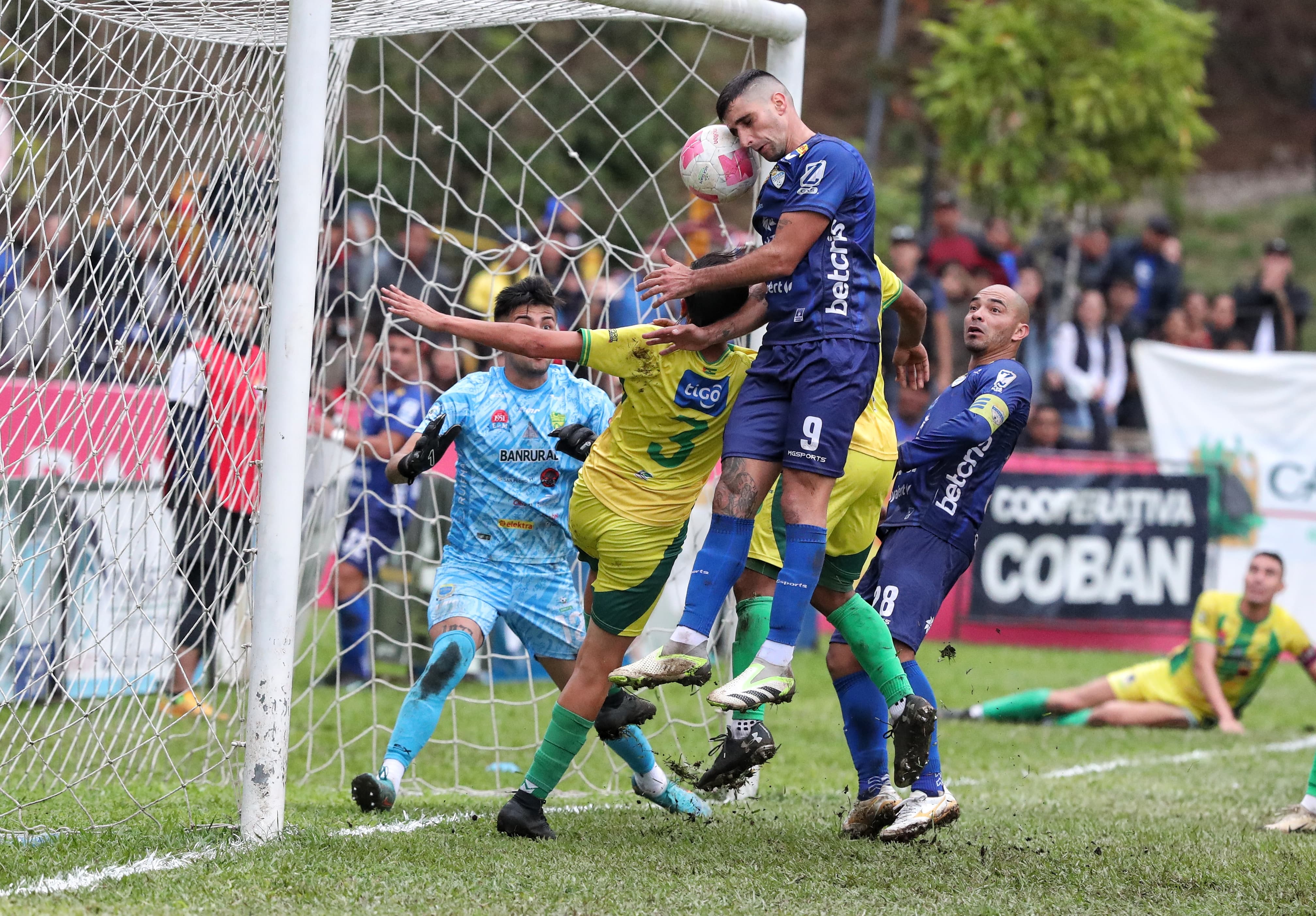 Lucas Campana marca el gol del empate de Cobán al minuto 90+6 contra Xinabajul. (Foto Prensa Libre: Esbin García).