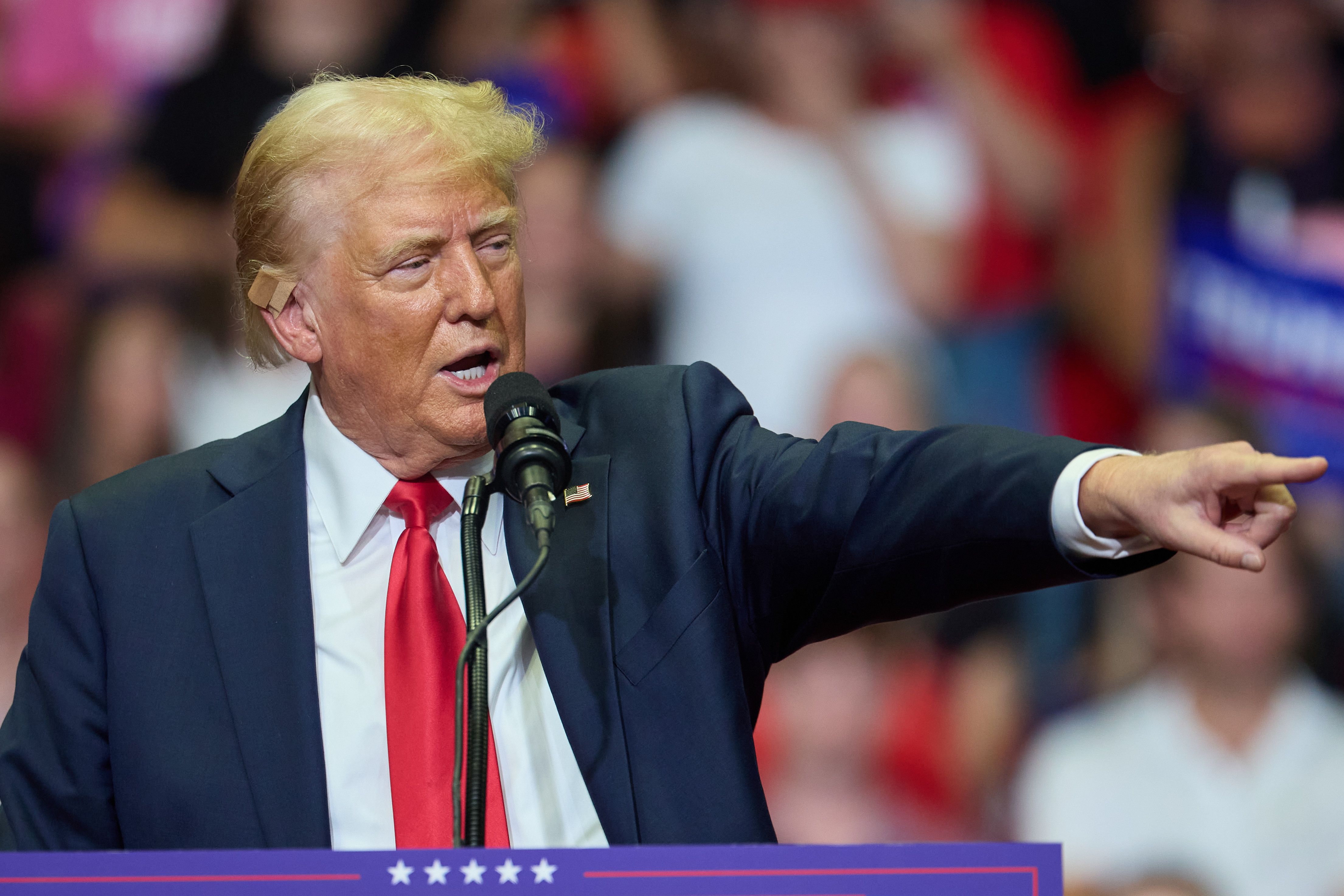 EA7029. BOGOTÁ (ES-ES) (COLOMBIA), 25/12/2024.- Fotografía de archivo del 20 de julio de 2024 del candidato presidencial republicano Donald J. Trump hablando en su primer mitin en el Van Andel Arena, en Michigan (Estados Unidos). El presidente electo estadounidense, Donald Trump, anunció este miércoles que nominará como embajador en Panamá a Kevin Marino Cabrera, actual comisionado del condado de Miami-Dale, e insistió en que el país centroamericano está "estafando" a Estados Unidos en el Canal de Panamá. EFE/ Allison Dinner ARCHIVO