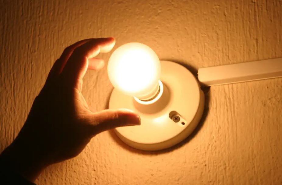 foco encendido subsidio energía electricidad