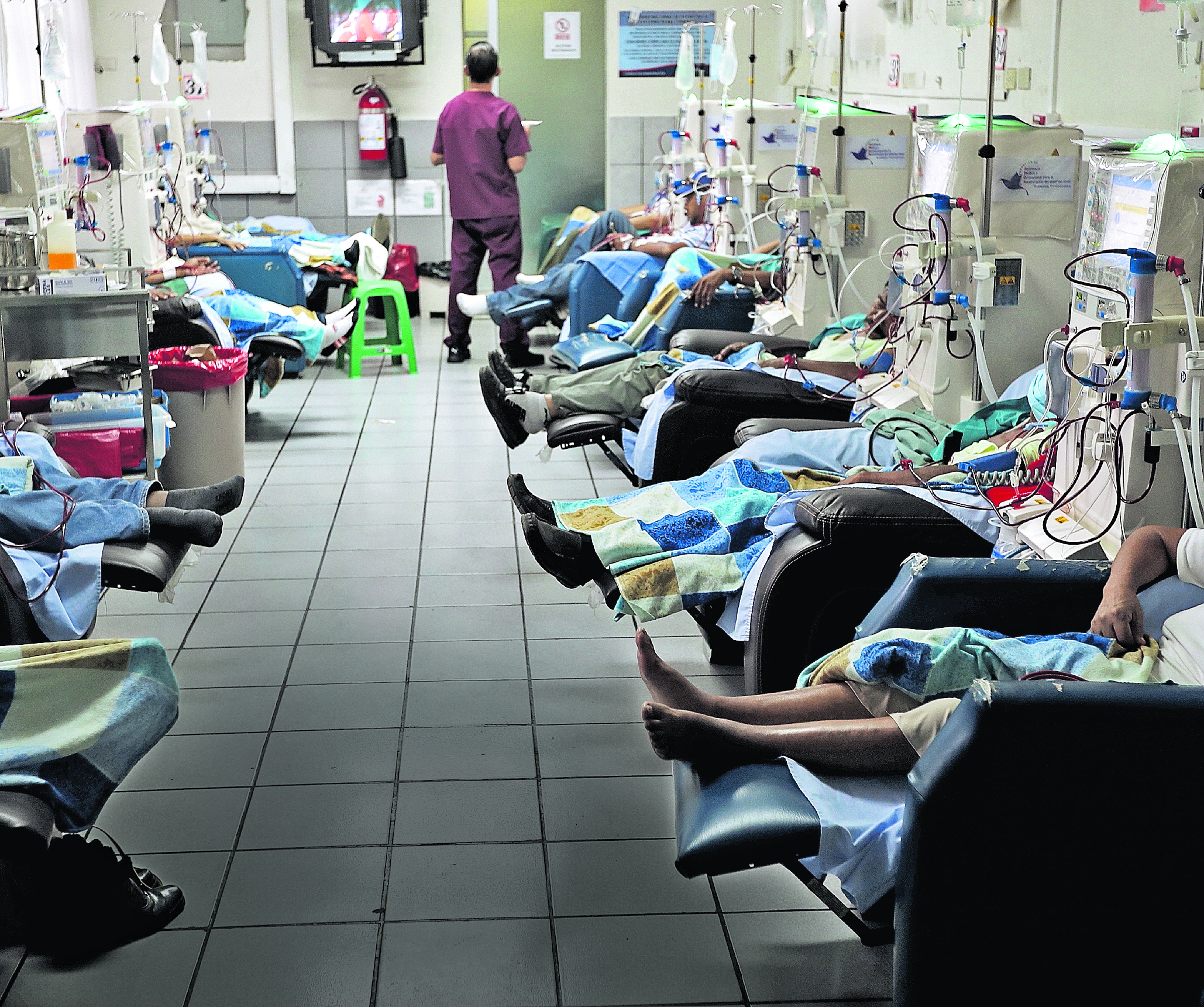 Pacientes reciben hemodiálisis en la Unidad Nacional de Atención al Enfermo Renal Crónico (UNAERC)  Fotografia Esbin Garcia