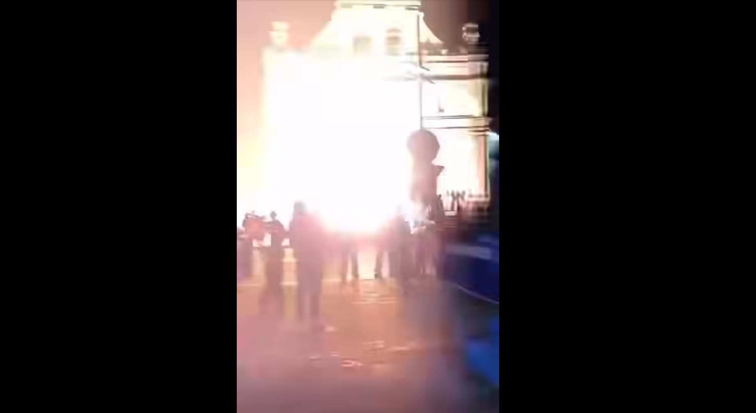 La fuerte explosión durante la celebración de la feria titular de Santa María Cahabón, Alta Verapaz, dejó varios heridos. (Foto Prensa Libre: Captura de pantalla de video de Mastv Gt)