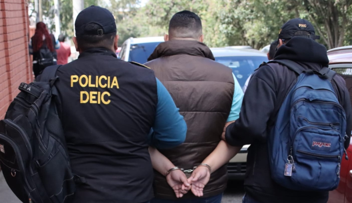 Un hombre señalado de secuestro es trasladado por agentes de la PNC. (Foto Prensa Libre: PNC)