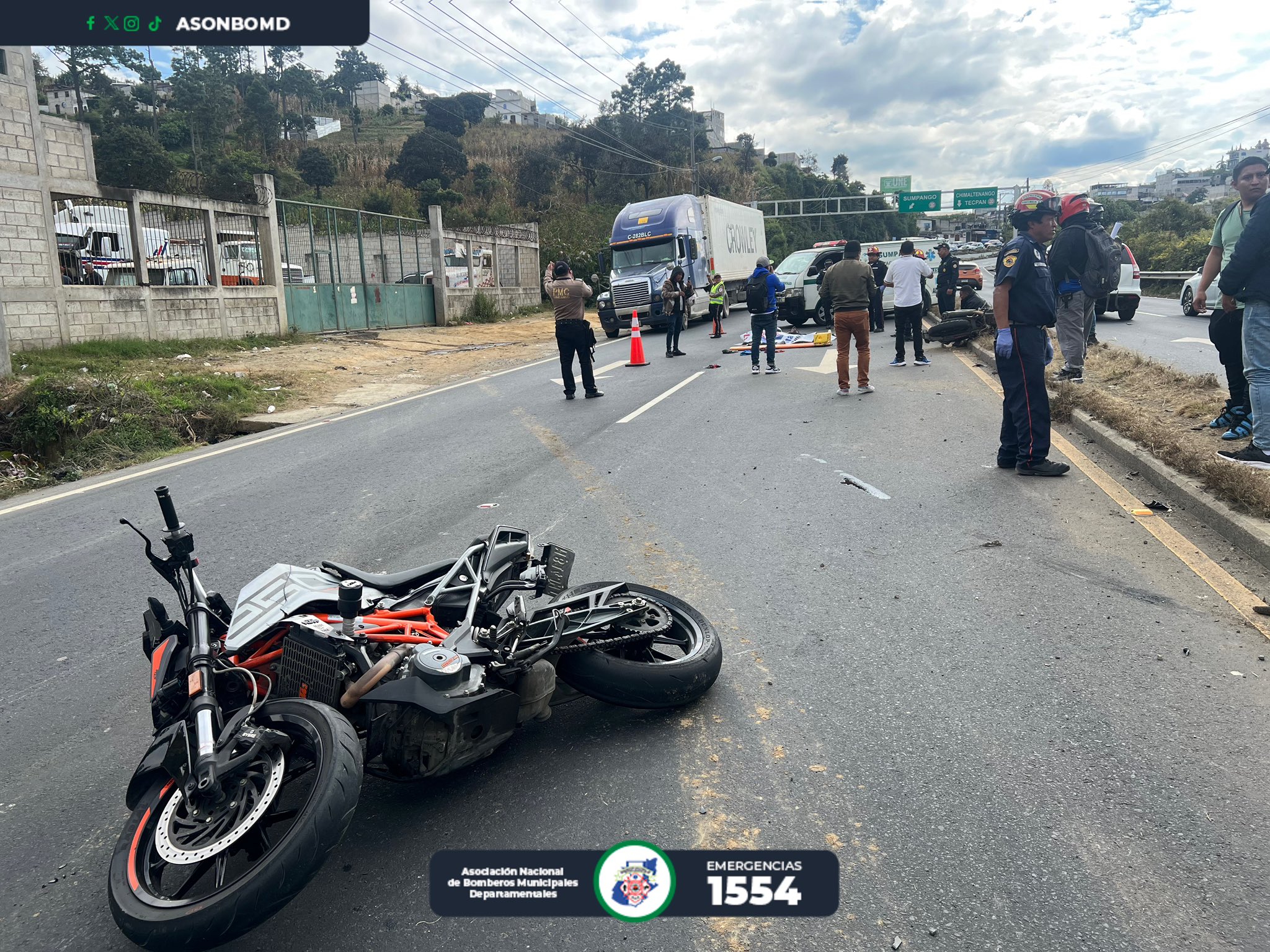 En el km 42 de la ruta Interamericana ocurrió un accidente de dos motocicletas y se reporta la muerte de uno de los pilotos. (Foto Prensa Libre: CBMD)