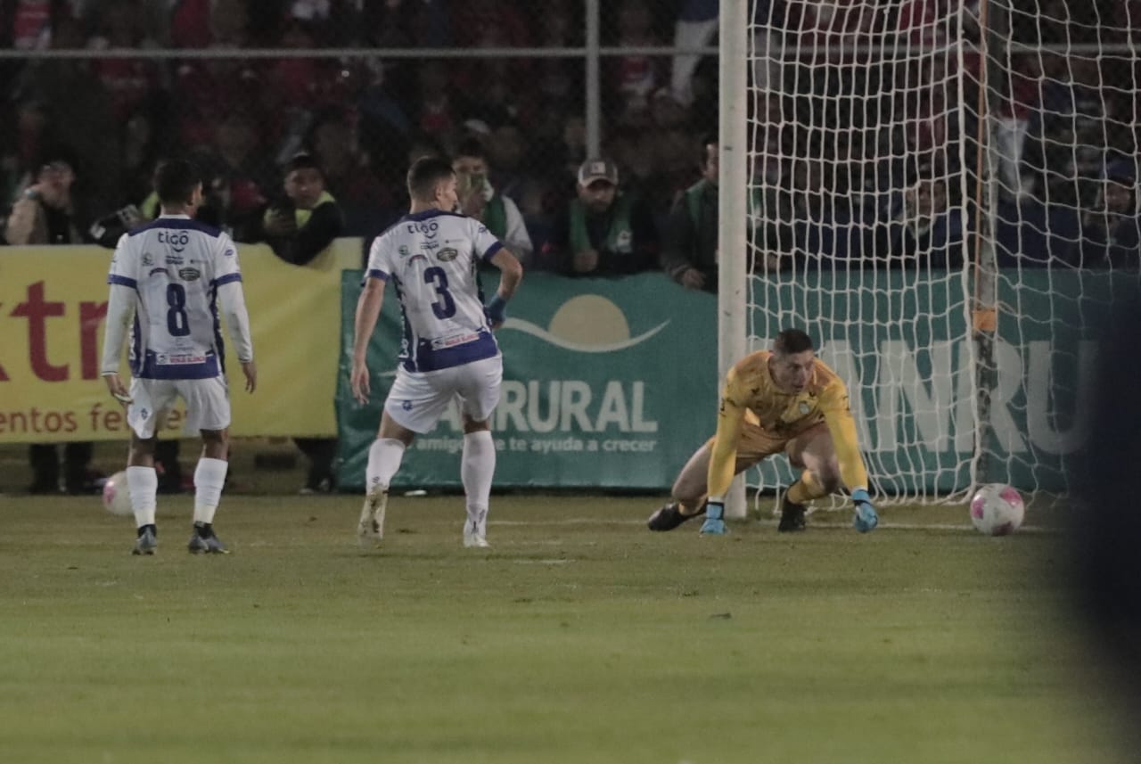 Minor Álvarez no puede evitar el gol de Óscar Raí Villa.'