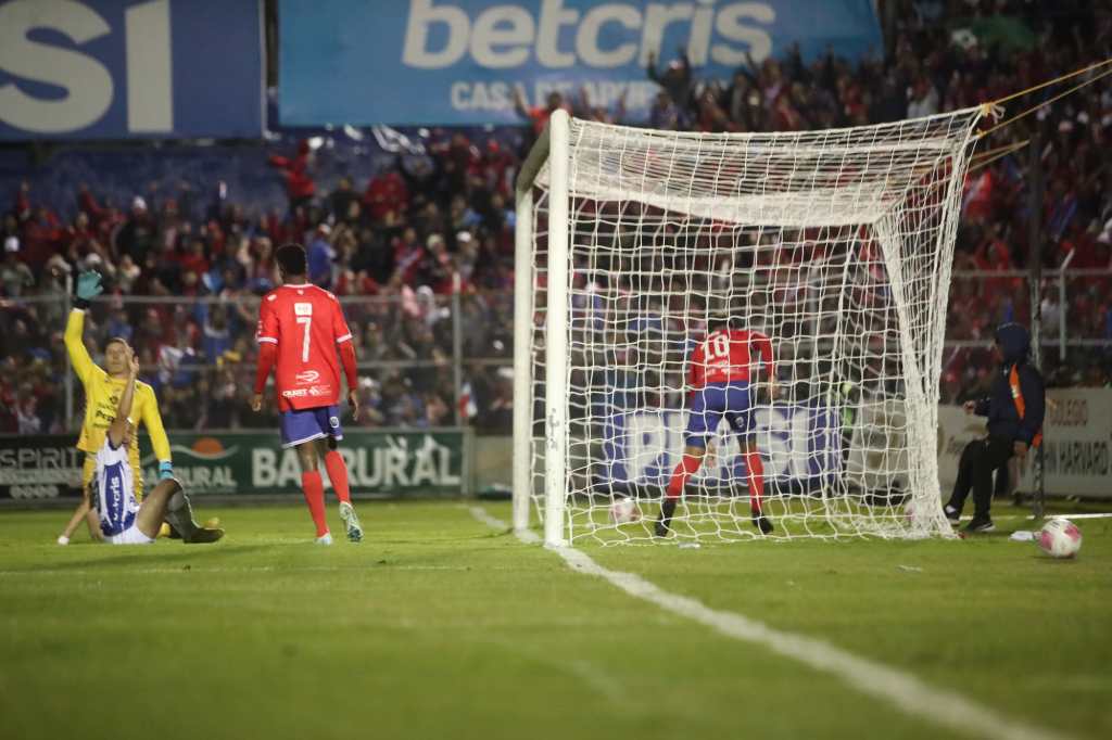 Poco pudo hacer Minor Álvarez en la acción del gol de Raí Villa. 