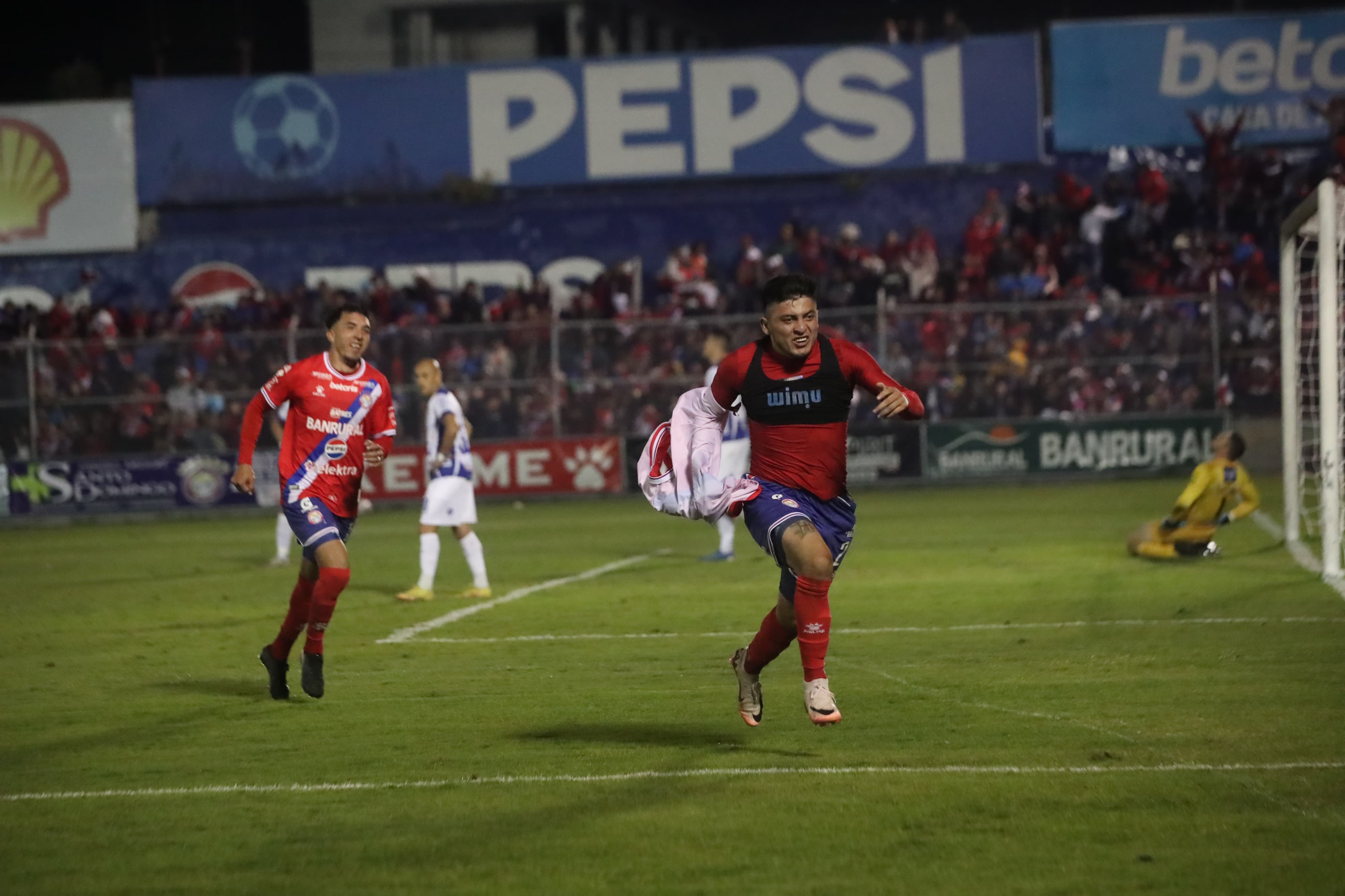 Harim Quezada autor del tercer gol que le dio el título a Xelajú.'