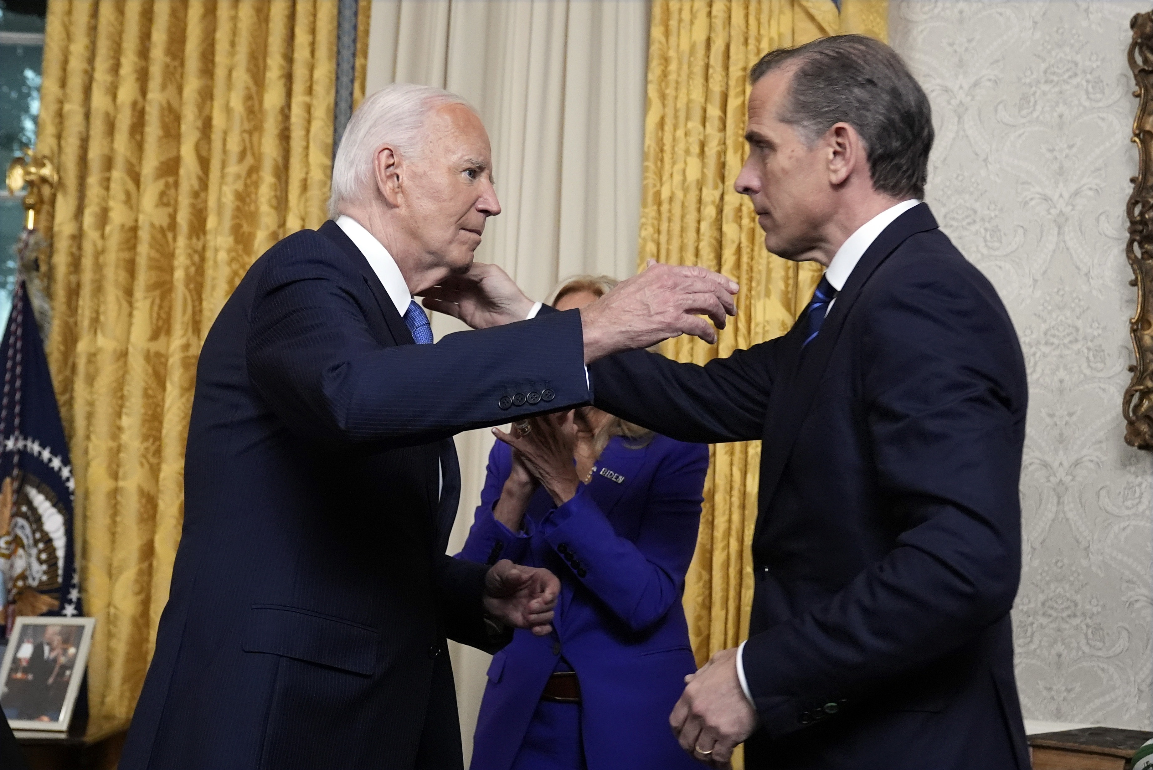 Washington (United States), 24/07/2024.- (FILE) - US President Joe Biden (L) hugs his son Hunter Biden after addressing the nation from the Oval Office of the White House in Washington, DC, USA, 24 July 2024. On 01 December 2024, US President Joe Biden announced an official pardon for his son Hunter, who is facing sentencing for criminal cases regarding taxes and gun possession. EFE/EPA/EVAN VUCCI / POOL