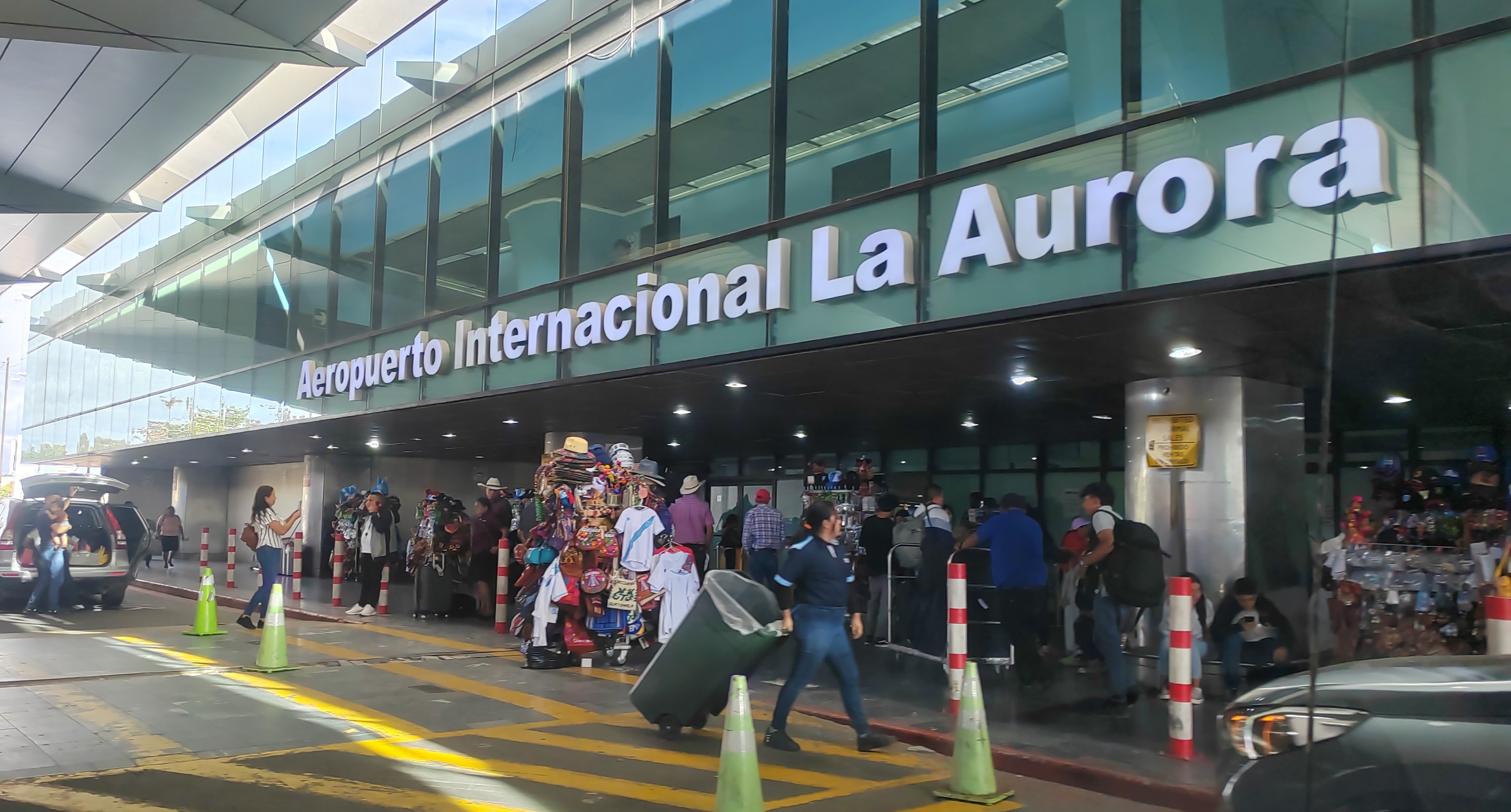 Un incidente con un pasajero que dijo llevar una bomba en su equipaje hizo que se activaran los protocolos de seguridad en el Aeropuerto Internacional La Aurora. (Foto Prensa Libre: César Pérez Marroquín)