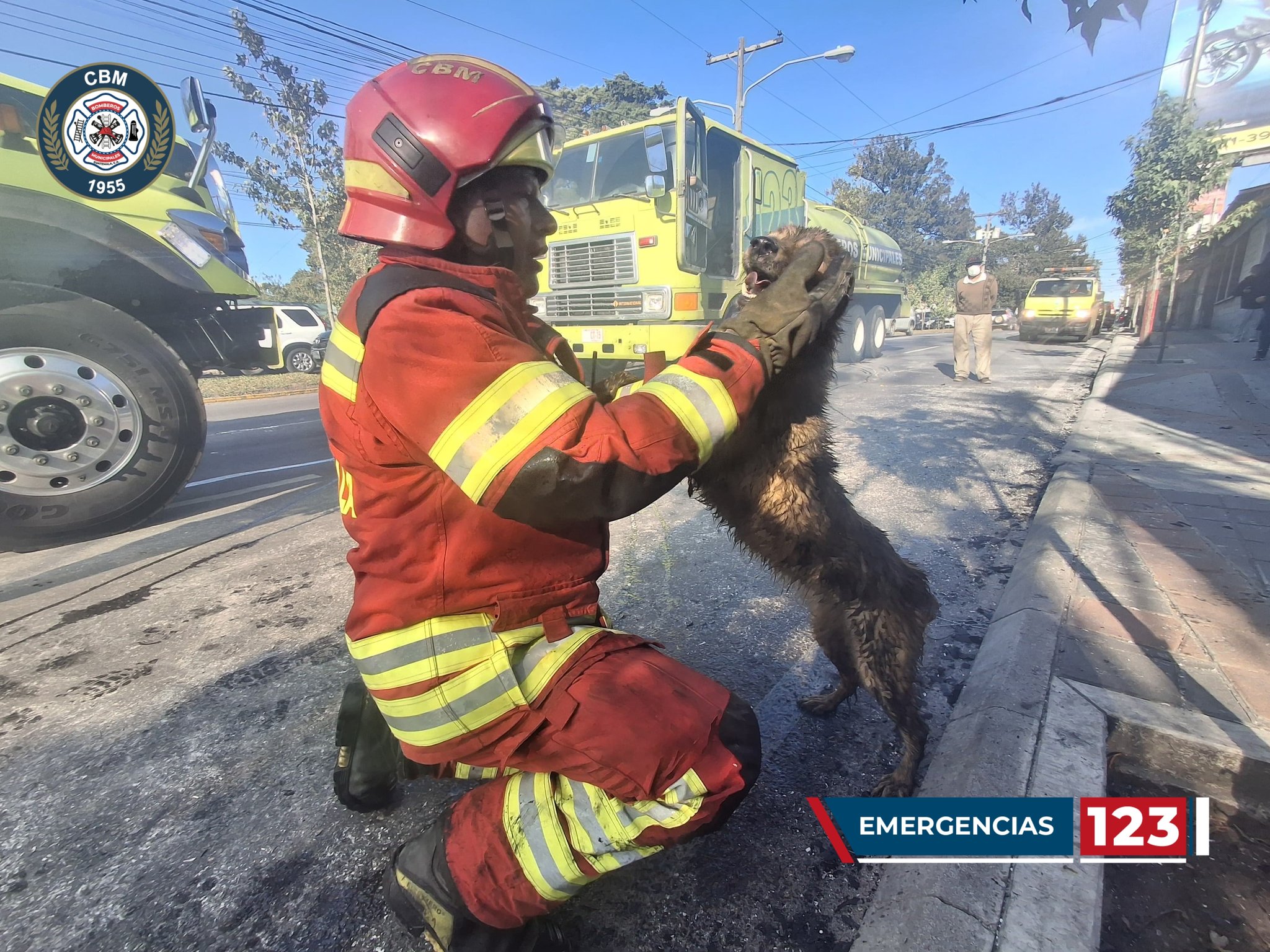 Socorristas combaten un incendio en una vivienda ubicada en la zona 13 capitalina. (Foto Prensa Libre: Bomberos Municipales)