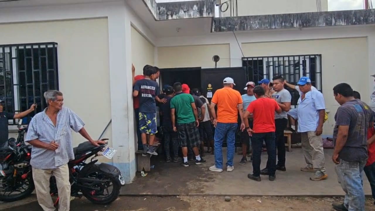 La PNC reportó la captura de dos hombres que habrían robado una mini agencia bancaria en San José La Máquina, Suchitepéquez. (Foto Prensa Libre: Marvin Túnchez)