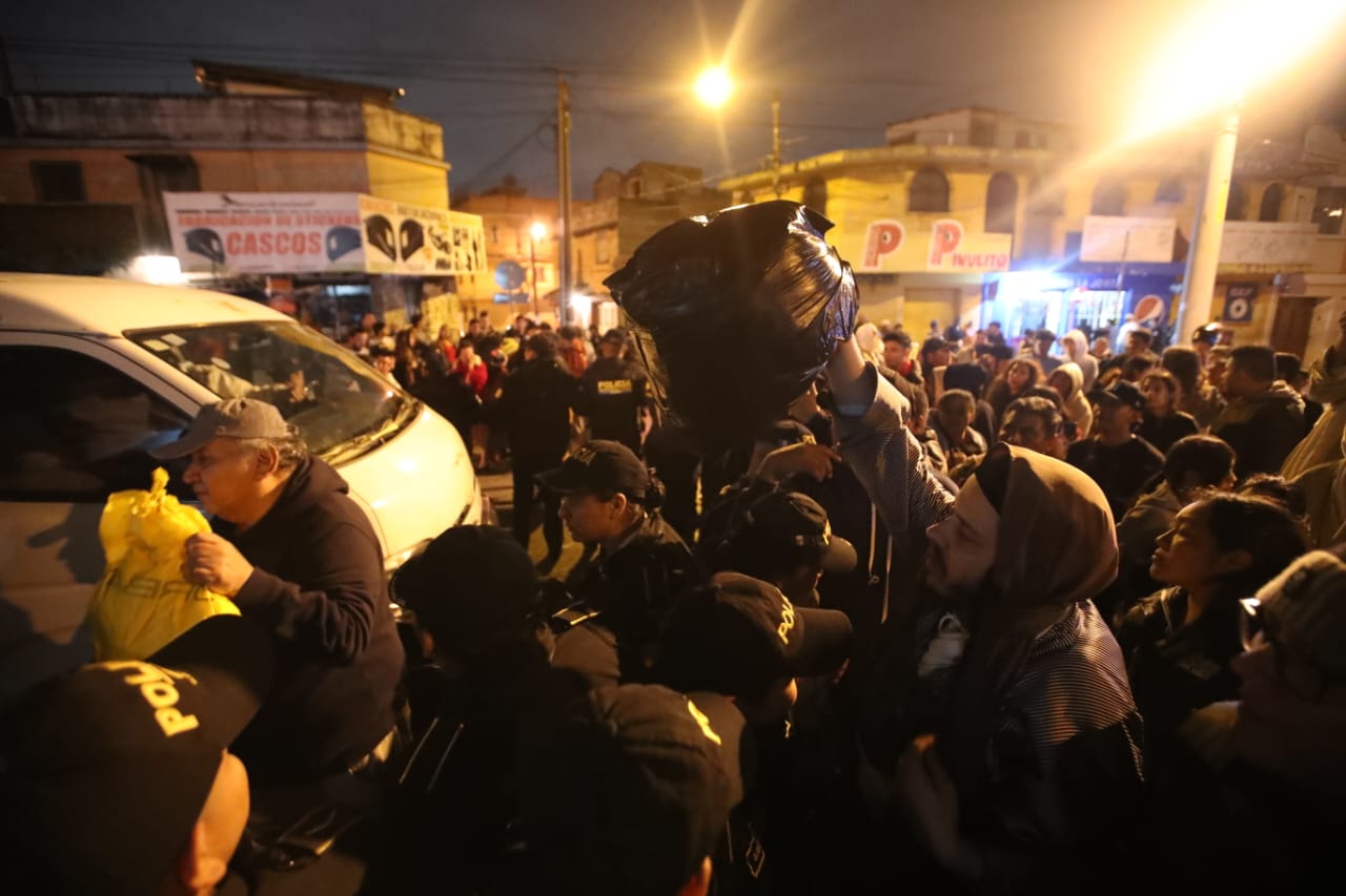 Agentes de la PNC resguardan hogar donde permanecen menores de la agrupación Lev Tahor.