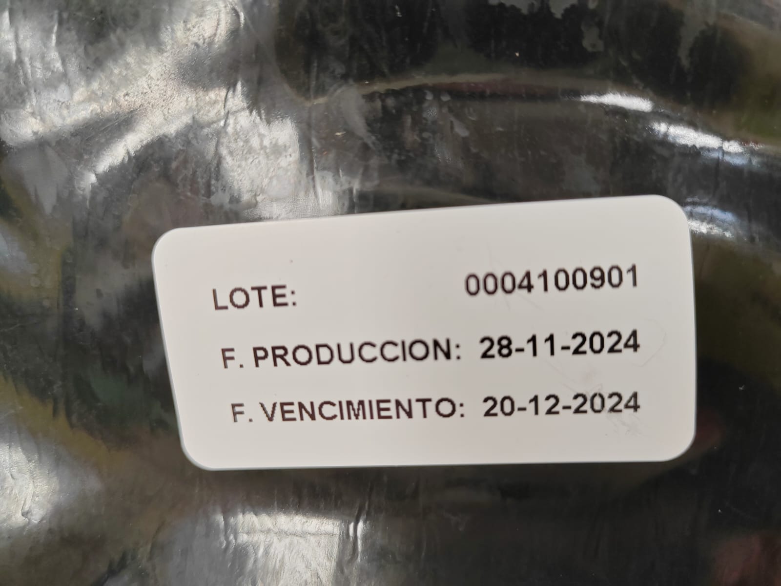 Etiqueta detallada del número de lote de un producto cárnico en Guatemala, asegurando trazabilidad y control de calidad en cada proceso.