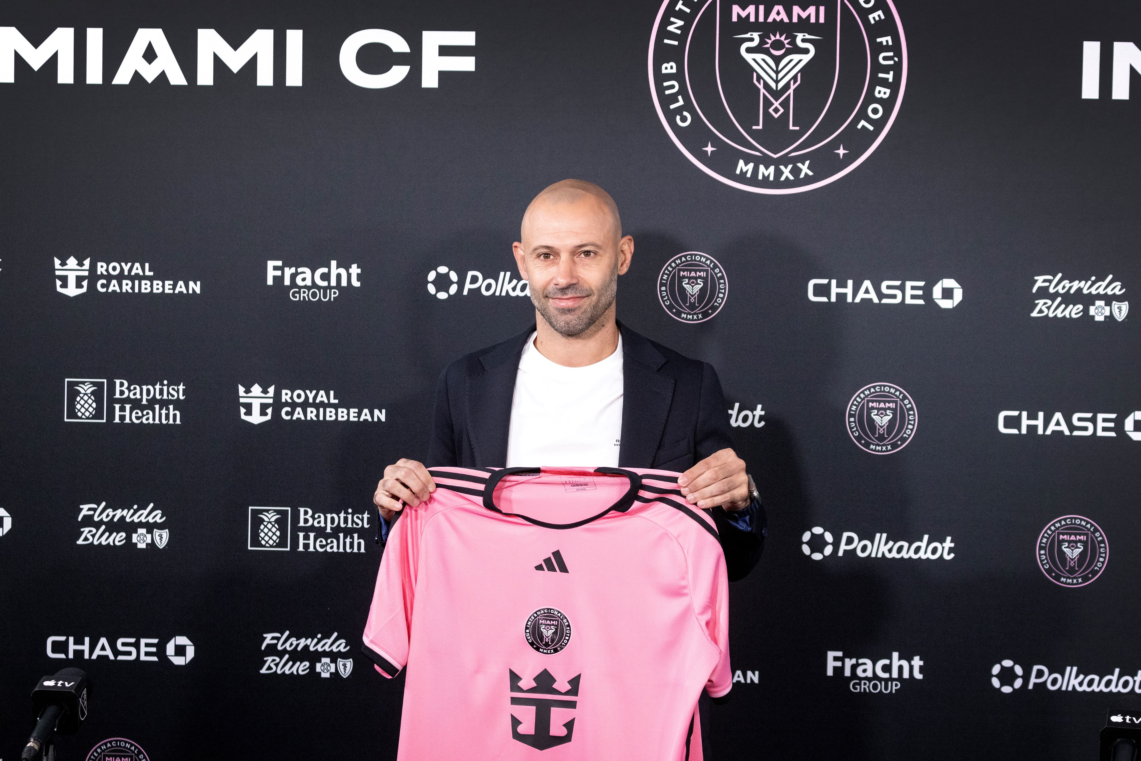 Javier Mascherano posa con la camiseta del Inter de Miami, después de haber sido presentado como entrenador del club. (Foto Prensa Libre: EFE).