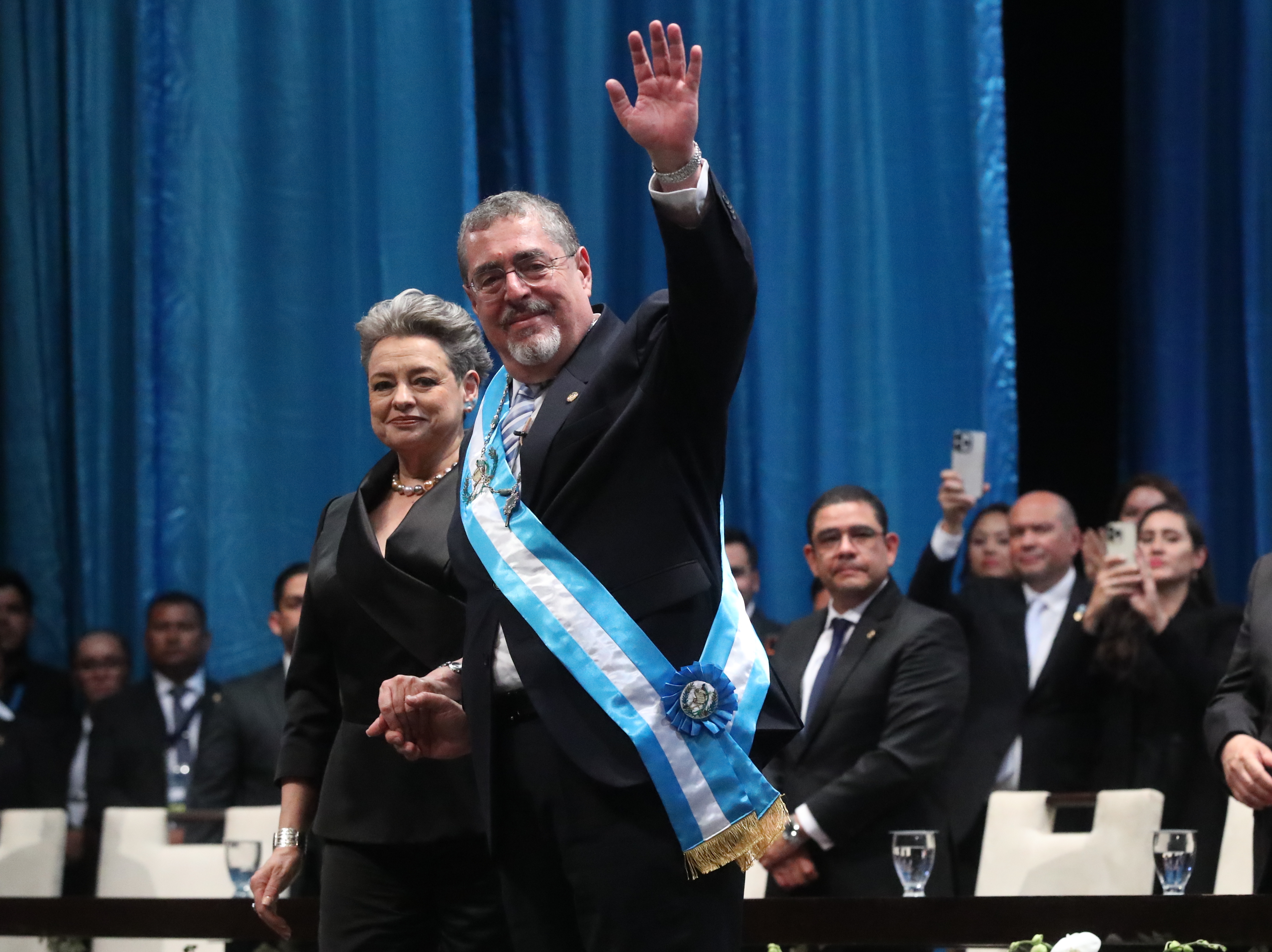 Bernardo Arévalo junto a su esposa, Lucrecia Peinado, saludan al público en la toma de posesión como presidente de la República. (Foto Prensa Libre: Esbin García)