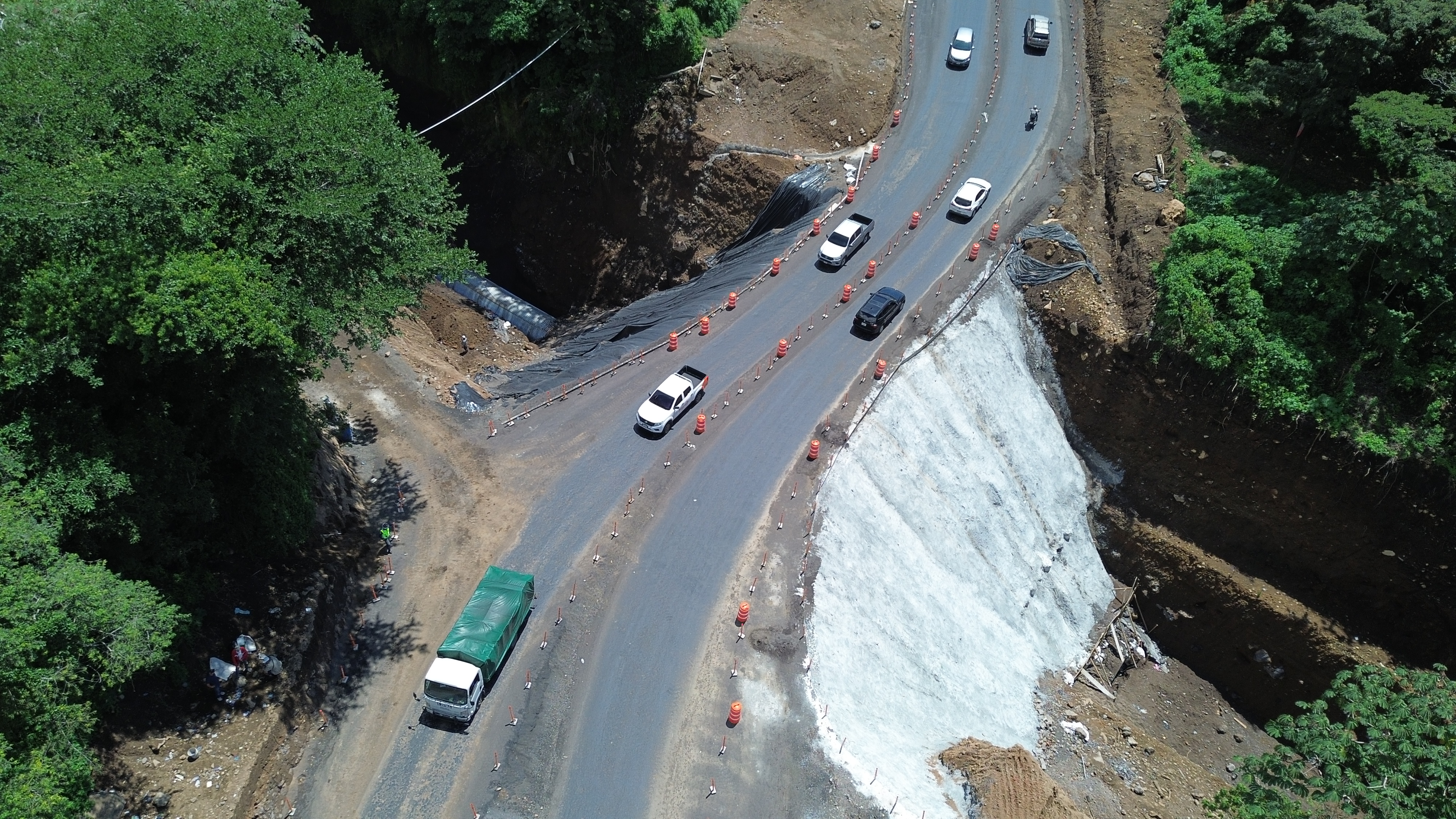 La autopista Palín-Escuintla colapsó en el kilómetro 44 y ha mantenido interrumpida la ruta al Pacífico. (Foto Prensa Libre: Hemeroteca PL)