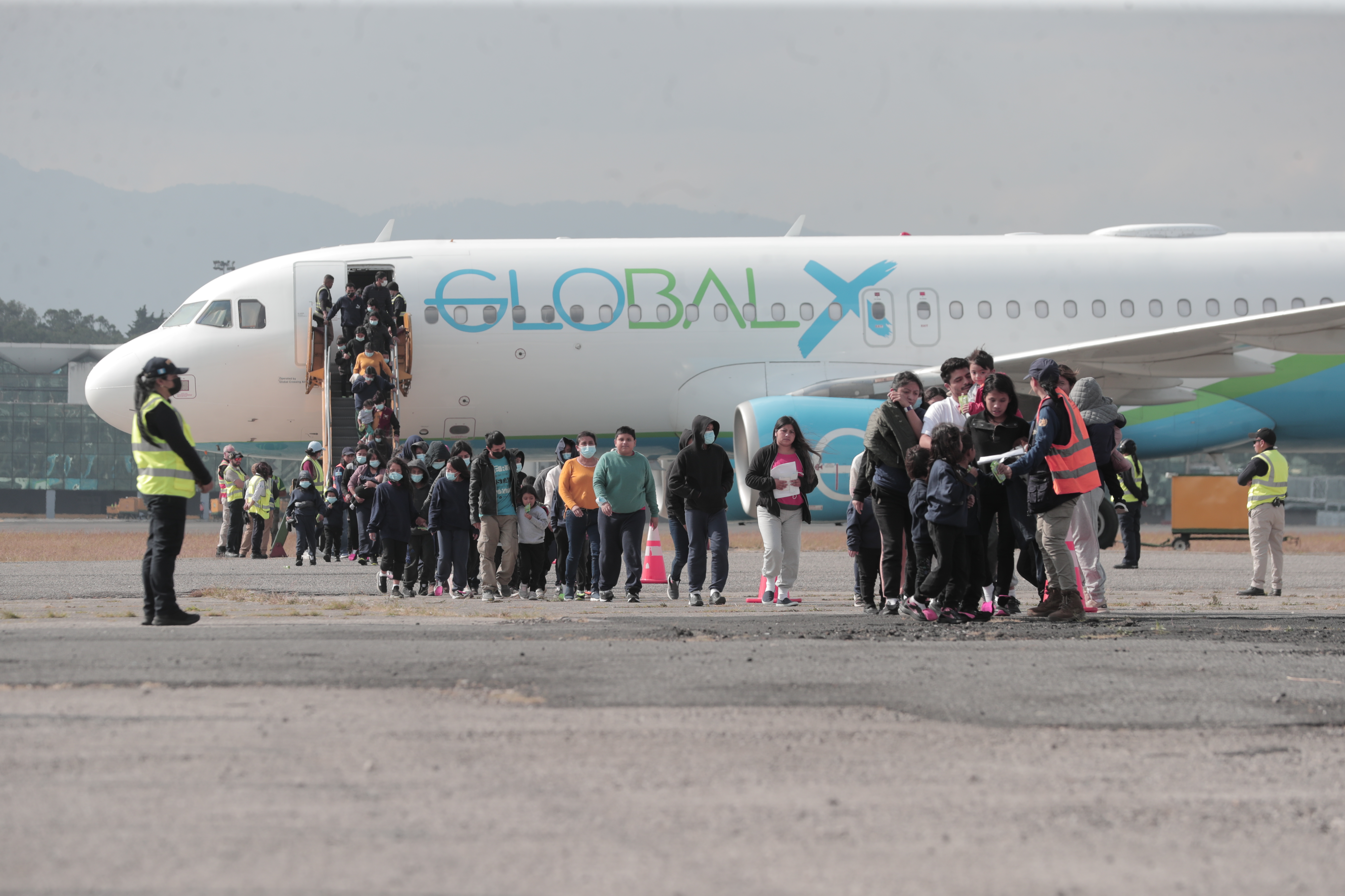 En el Ultimo vuelo de migrantes retornados de los Estados Unidos llegan familiares que llegaron a pas del norte y son detenidos para ser deportados  

Prensa Libre. Erick Avila  27/12/2024