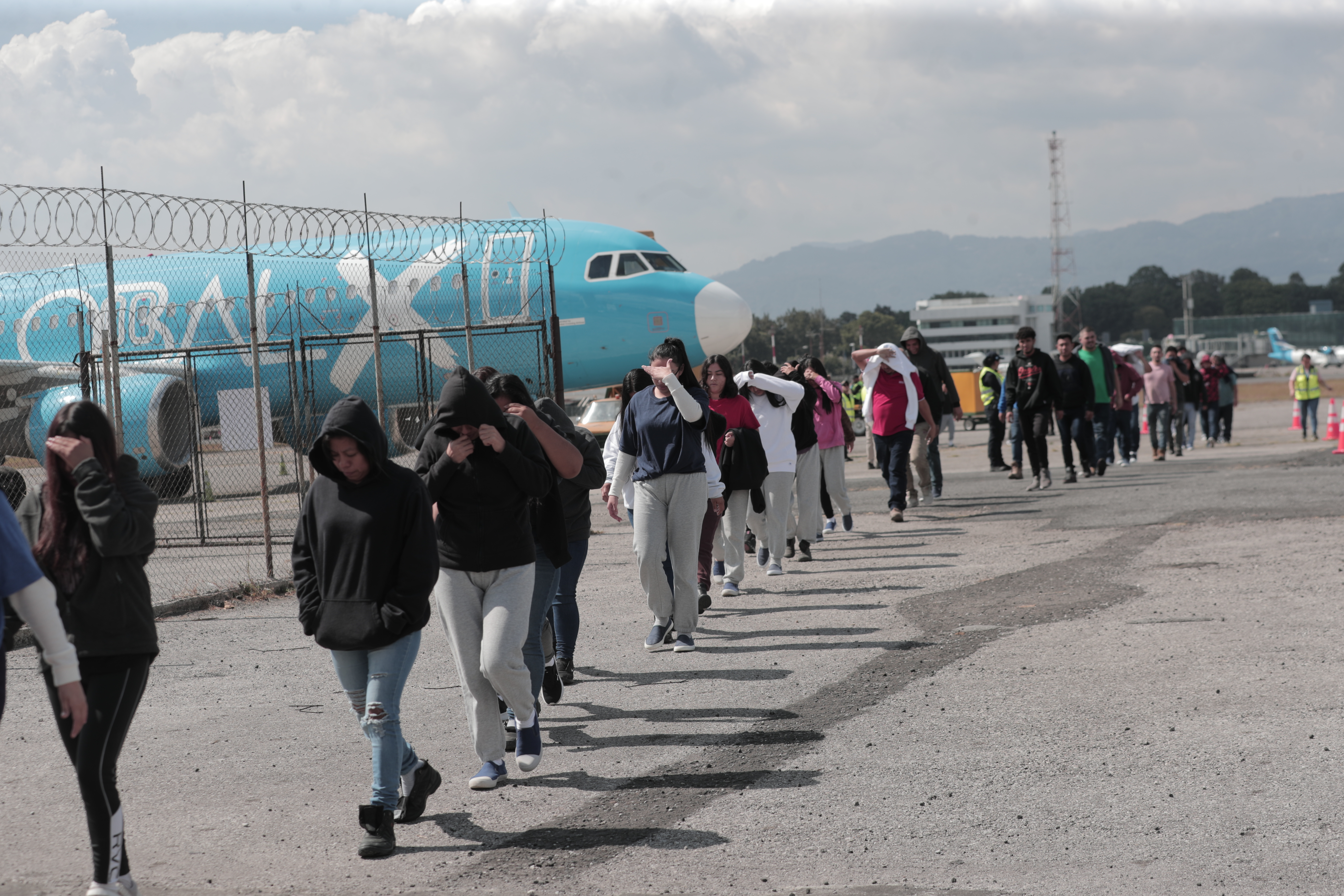 Último vuelo de 2024 de migrantes que se encontraban en los Estados Unidos son recibidos en Guatemala por los representantes de migración. (Foto Prensa Libre: Erick Avila)