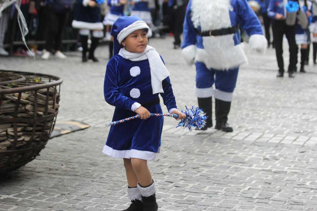 Niña en desfile navideño