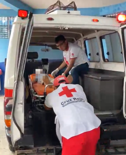 Los socorristas informaron de un accidente por manipulación de fuegos pirotécnicos, donde un niño resultó con quemaduras en el rostro. (Foto Prensa Libre: Cruz Roja Guatemalteca)