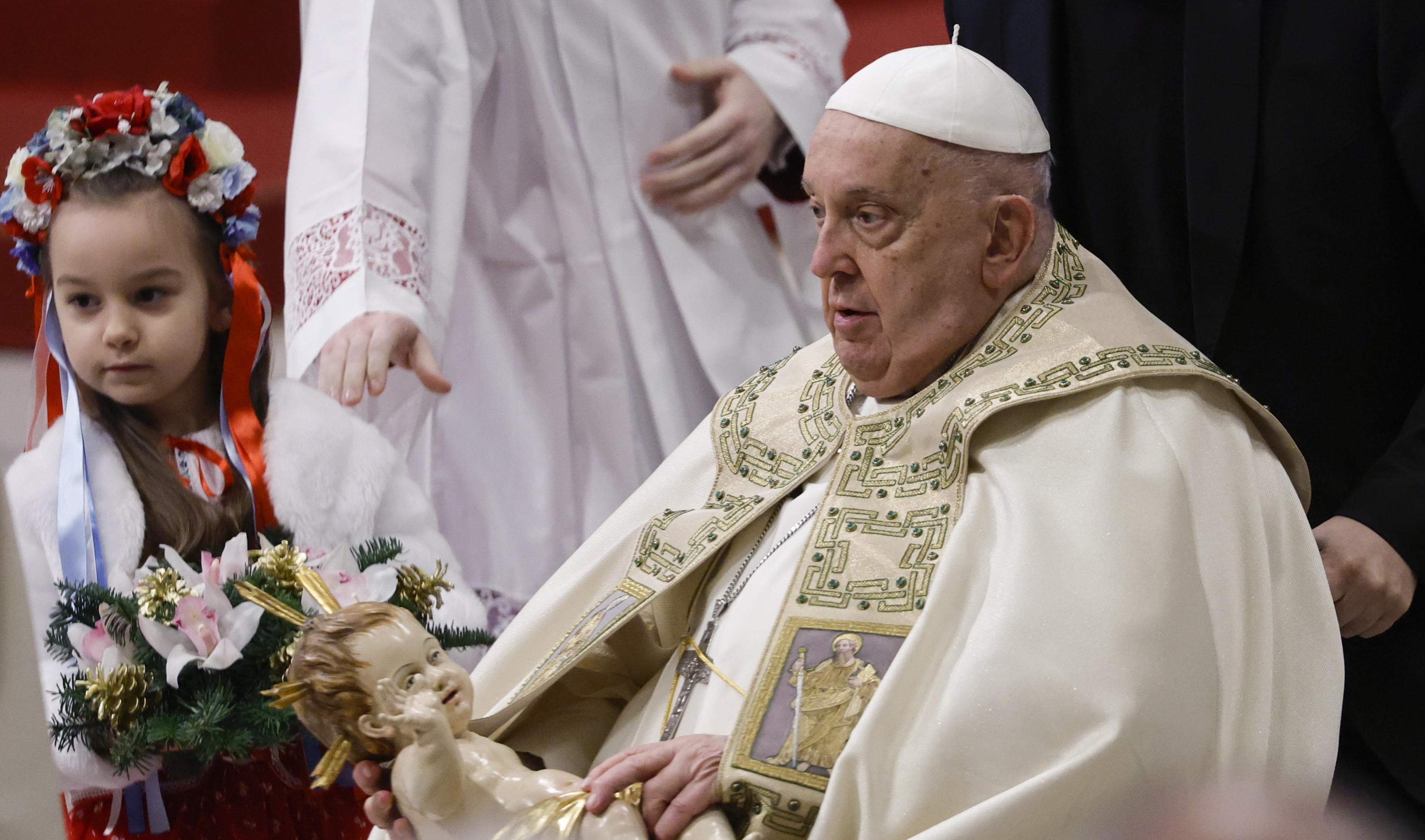 Vatican City (Italy), 24/12/2024.- Pope Francis holds a statue of baby Jesus during the Christmas Night Mass at St Peter's Basilica in Vatican City, 24 December 2024. Pope Francis kicked off the 2025 Jubilee of the Catholic Church on Christmas Eve, by opening the 'Holy Door' of St Peter's Basilica. (Papa) EFE/EPA/FABIO FRUSTACI