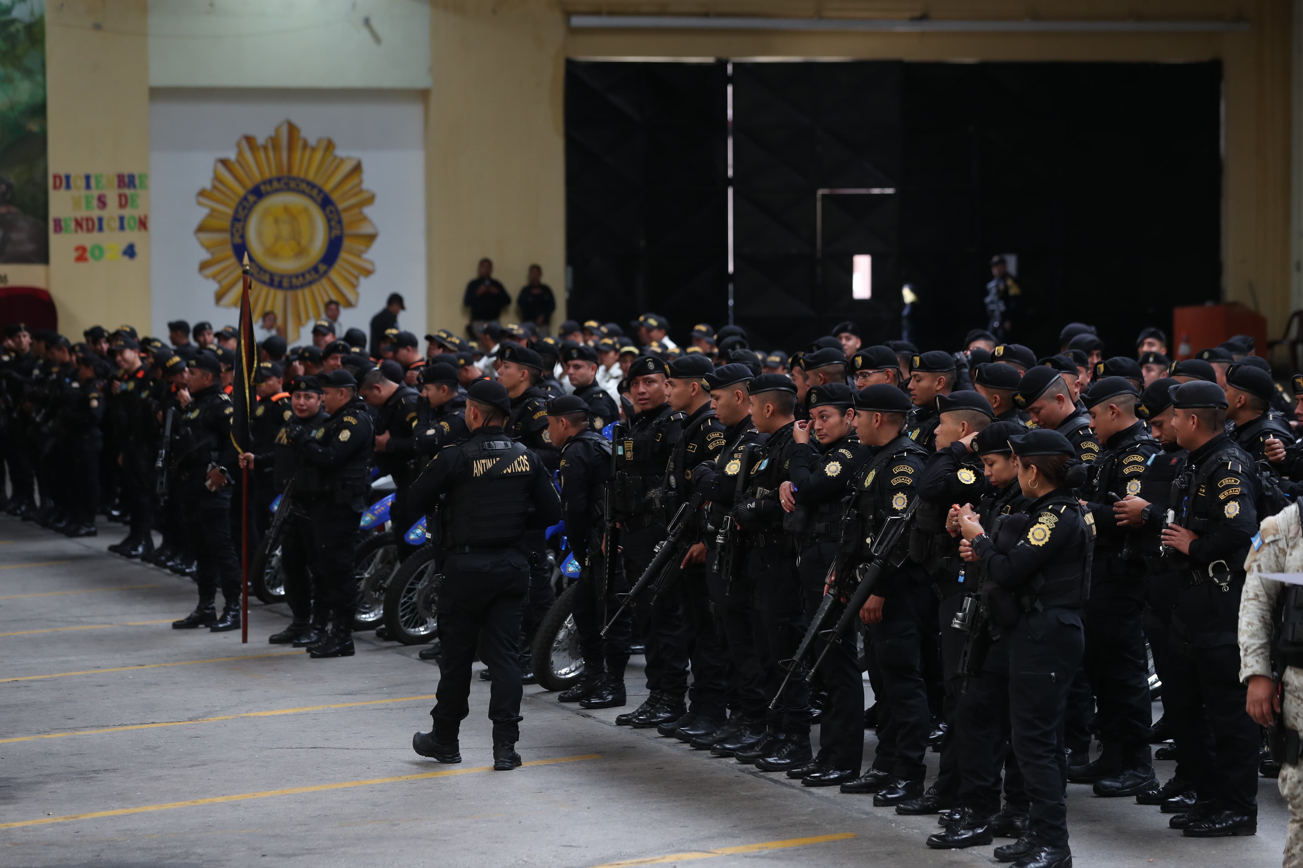 El presidente Bernardo Arévalo visita la PNC para afinar detalles del plan de seguridad de Navidad y Año Nuevo.