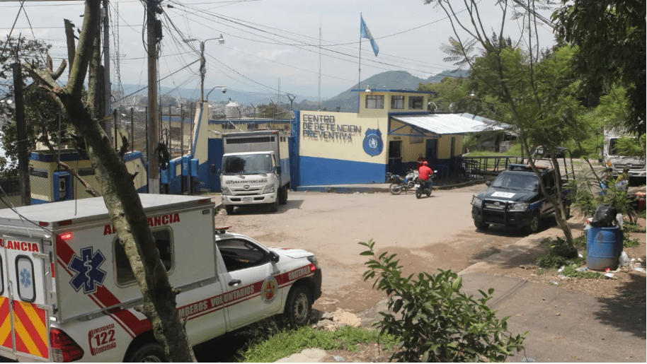 Autoridades del Preventivo de la zona 18 hallaron el cuerpo del reo Johnny Reyes, quien cumplía una pena por asesinato. (Foto HemerotecaPL: D. Samayoa)