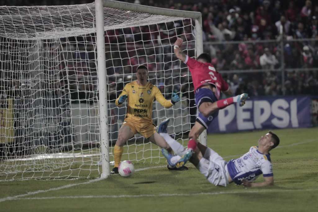 Pedro Báez en una acción en el área de Cobán Imperial. 