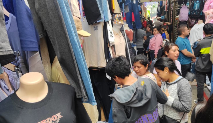 La ropa es uno de los productos que más buscan los compradores. (Foto Prensa LIbre: Emilio Chang)