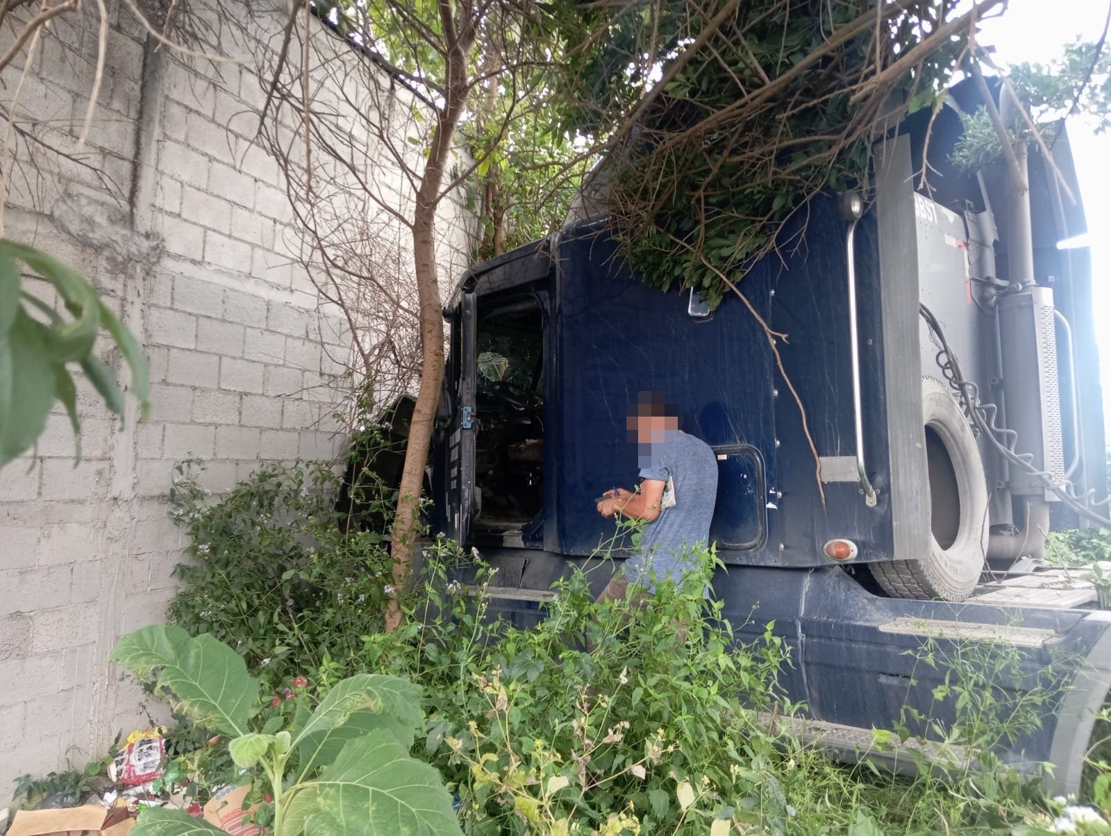 La Policía de Tránsito informa sobre un tráiler empotrado en San Cristóbal, zona 8 de Mixco. (Foto Prensa Libre: PMT de Mixco). 