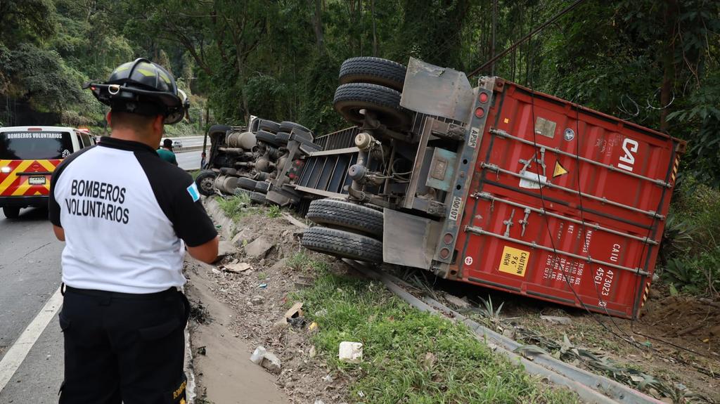 Tráiler volcado en la ruta al Pacífico